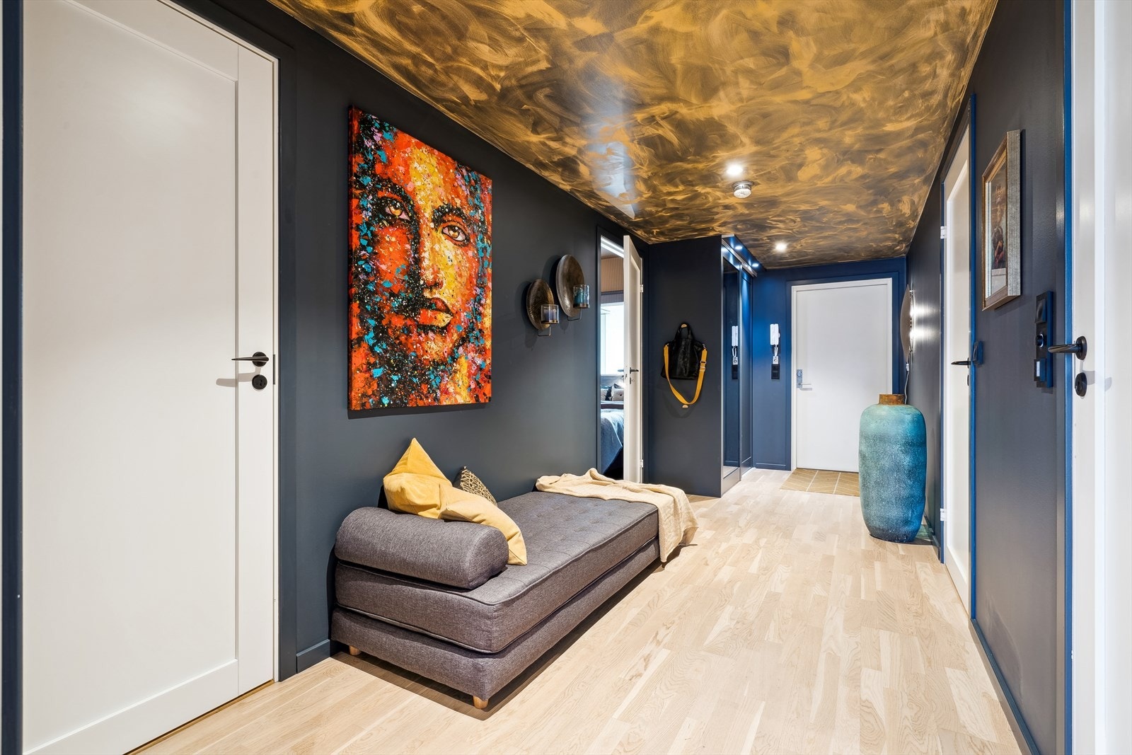 Romslig entre med god plass til oppbevaring og stilrene farger Galleribilde