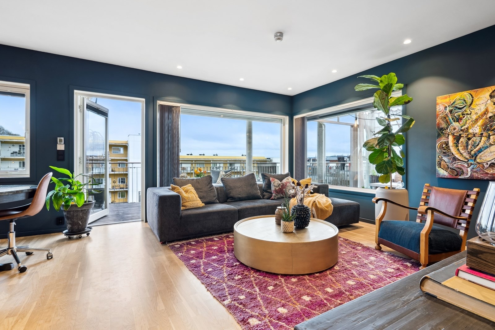 Store vindusflater sørger for rikelig med naturlig lys til stuen. Galleribilde