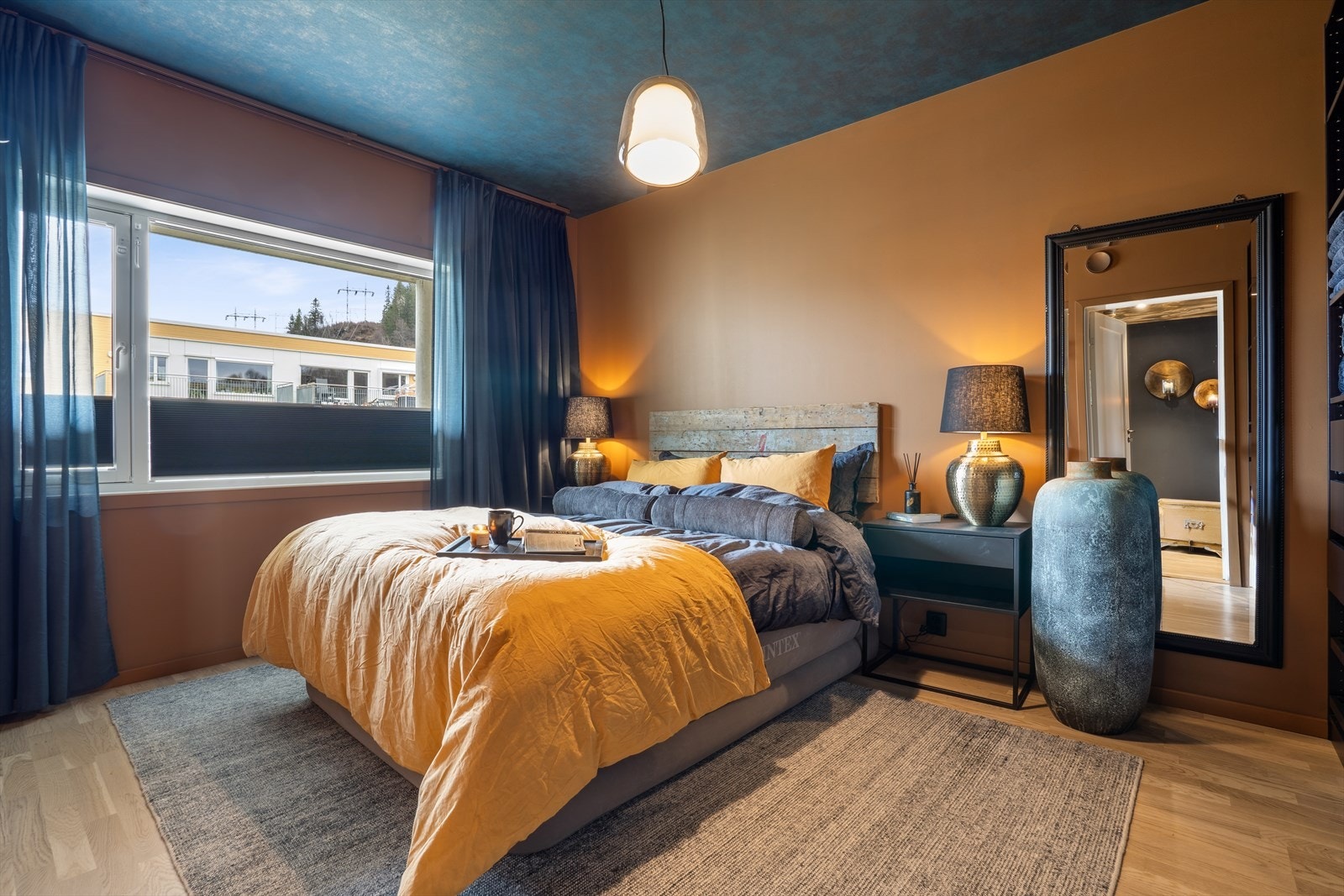 To smakfulle soverom måler henholdsvis ca. 13 og 7,5 kvm. Galleribilde