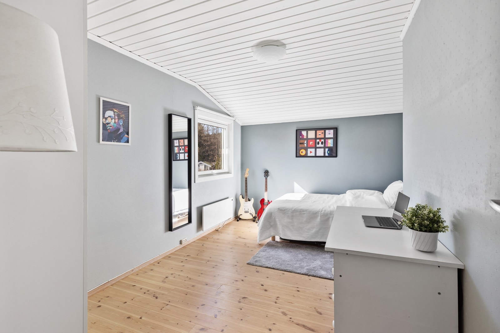 Boligens andre soverom er også av god størrelse med plass til seng, nattbord, pult og garderobeskap. Galleribilde