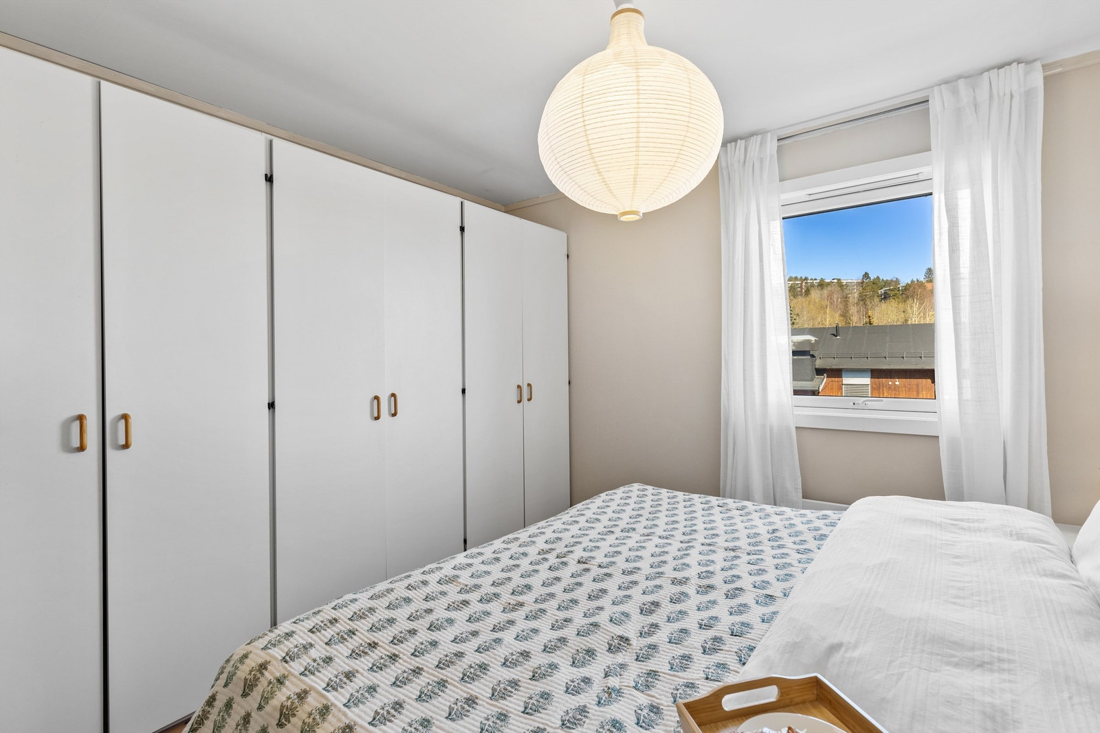 Det er også rikelig med oppbevaringsplass i et romslig garderobeskap. Galleribilde