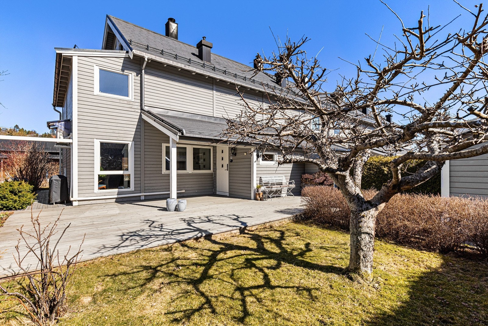 Inngangspartiet er innbydende og er en fin plass å nyte seg av årets varmere dager. Galleribilde