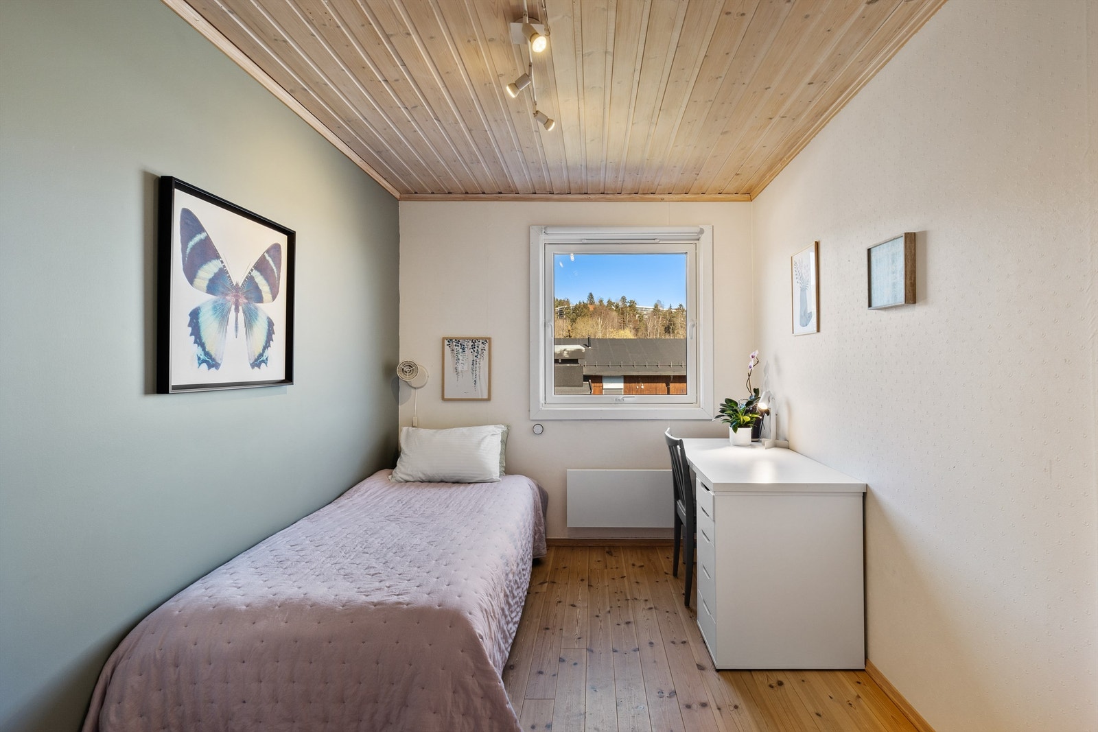 Her kan man møblere med seng, nattbord og kommode. Galleribilde