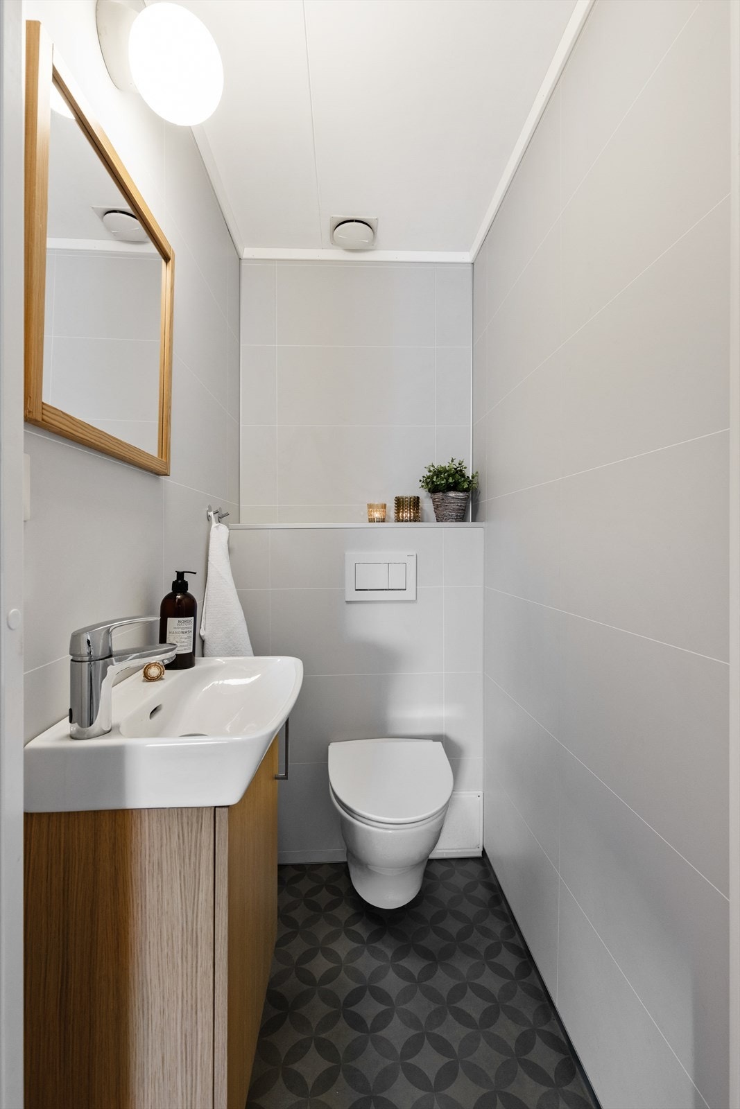 I 2. etasje er det også et praktisk WC med vegghengt klosett og servant på innredning. Galleribilde