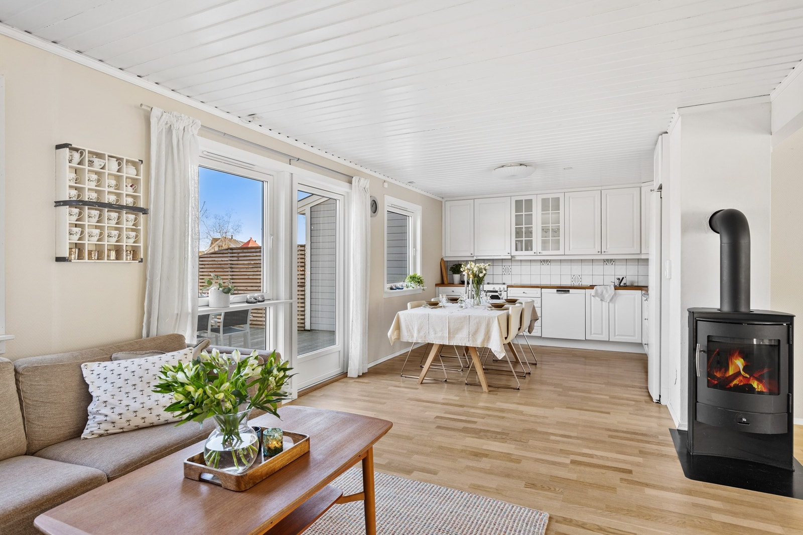 Stuen er holdt i en åpen løsning mot kjøkkenet, noe som skaper et naturlig og sosialt samlingspunkt i boligen. Herfra er det utgang til boligens hage. Galleribilde