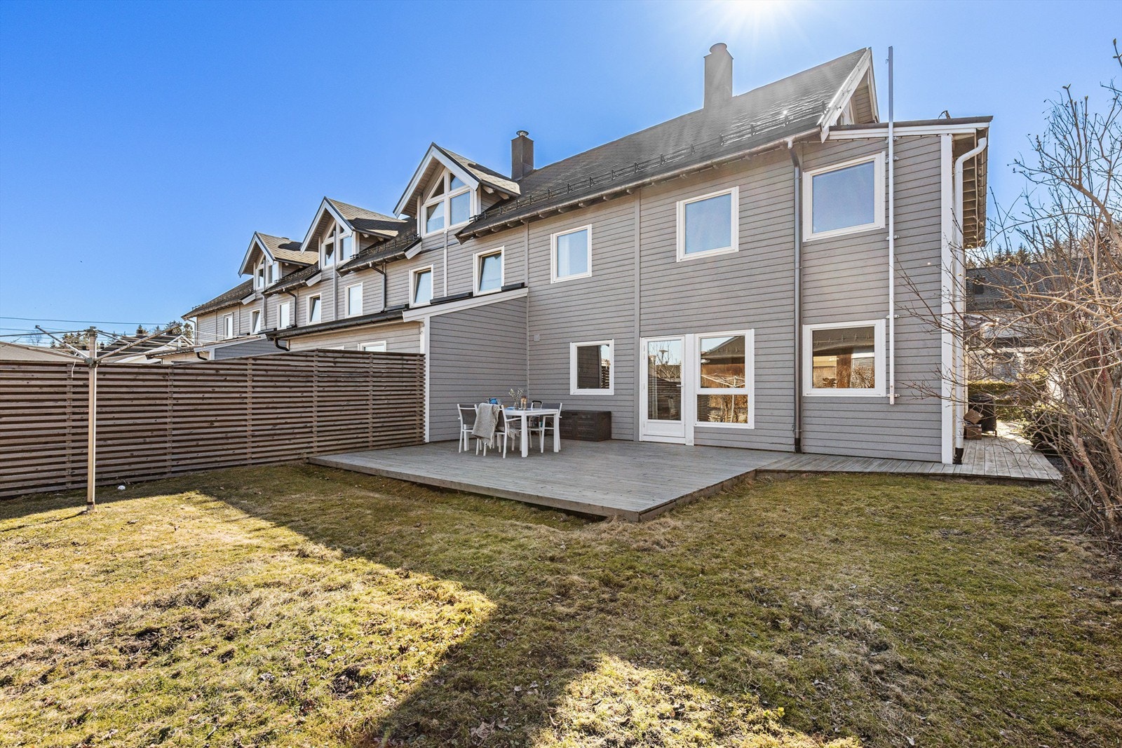 Hagen er av god størrelse og brer seg langs hele siden av rekkehuset. Galleribilde