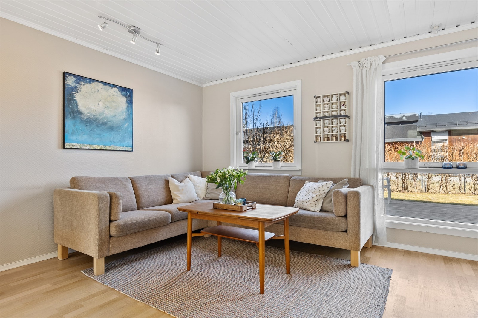 Det er rikelig med lysinnslipp fra store vindusflater, som skaper en luftig romfølelse. Galleribilde