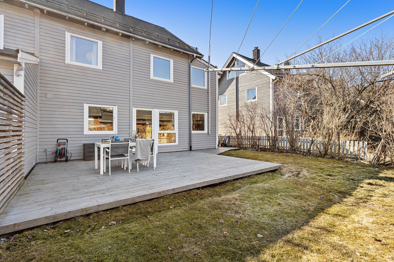 Hagen er pent opparbeidet med en stor terrasseplatting. Galleribilde