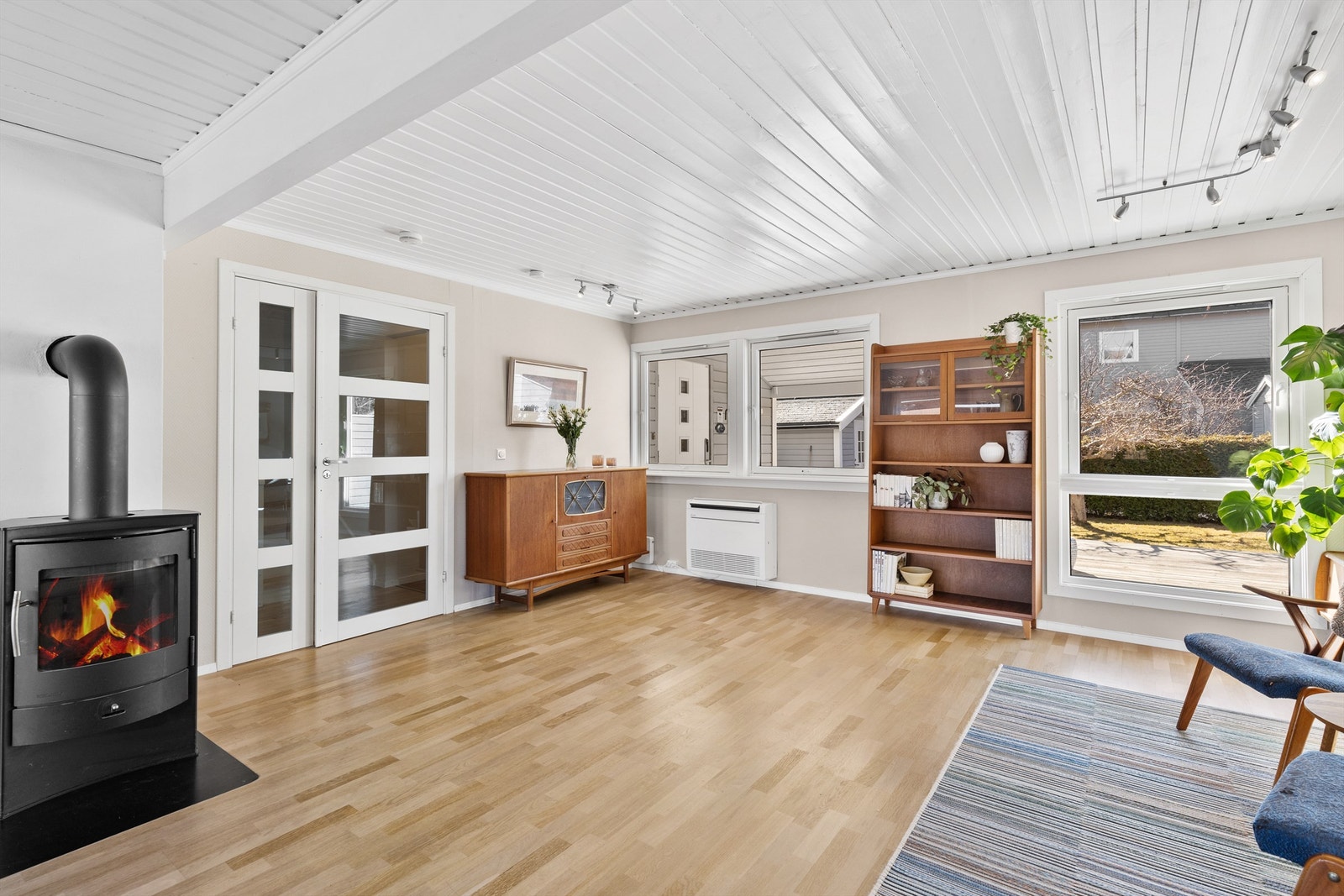 Boligens 1. etasje består av entré, stue, kjøkken og WC, og stue/kjøkkenområdet brer seg over nesten hele planet. Galleribilde