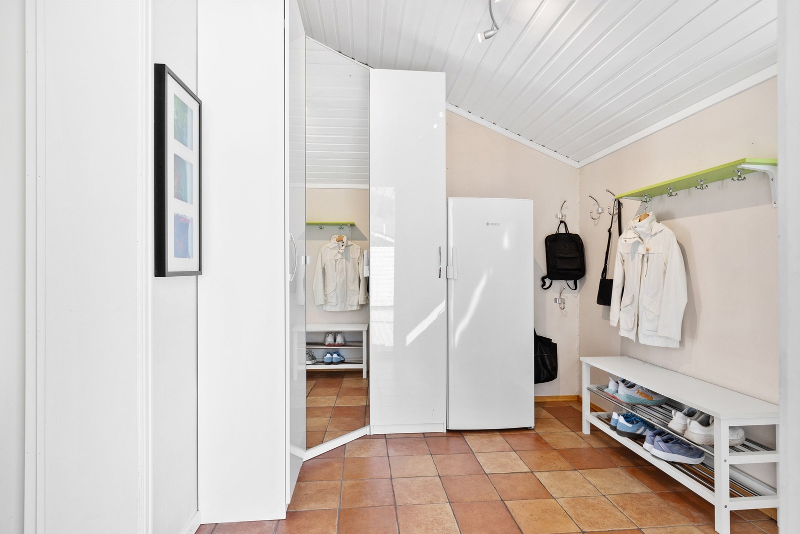 Gangen er av god størrelse med plass til oppbevaring av yttertøy. Galleribilde