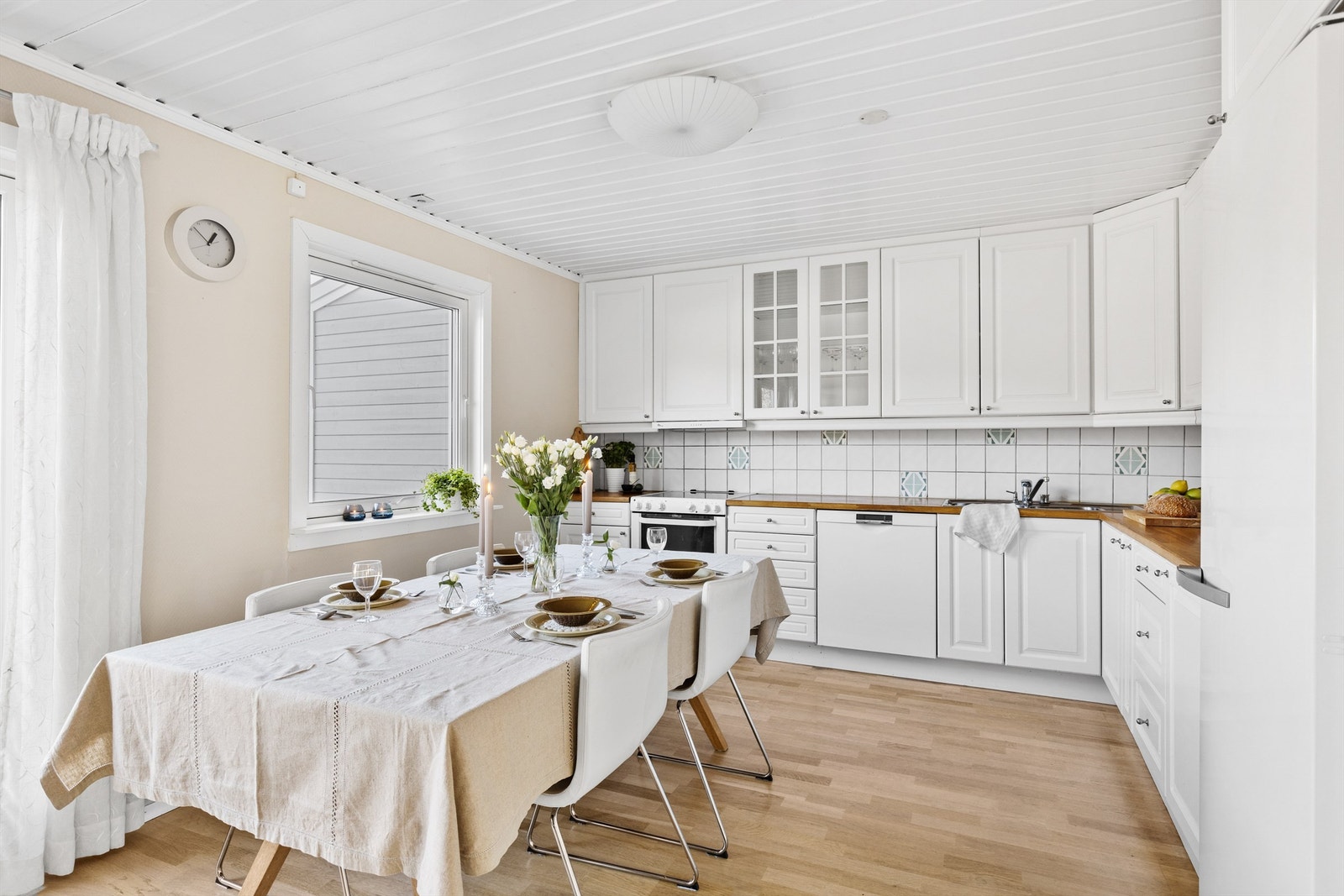 Kjøkkenet er lyst og tidløst med profilerte fronter og heltre benkeplate med nedfelt vaskekum. Galleribilde