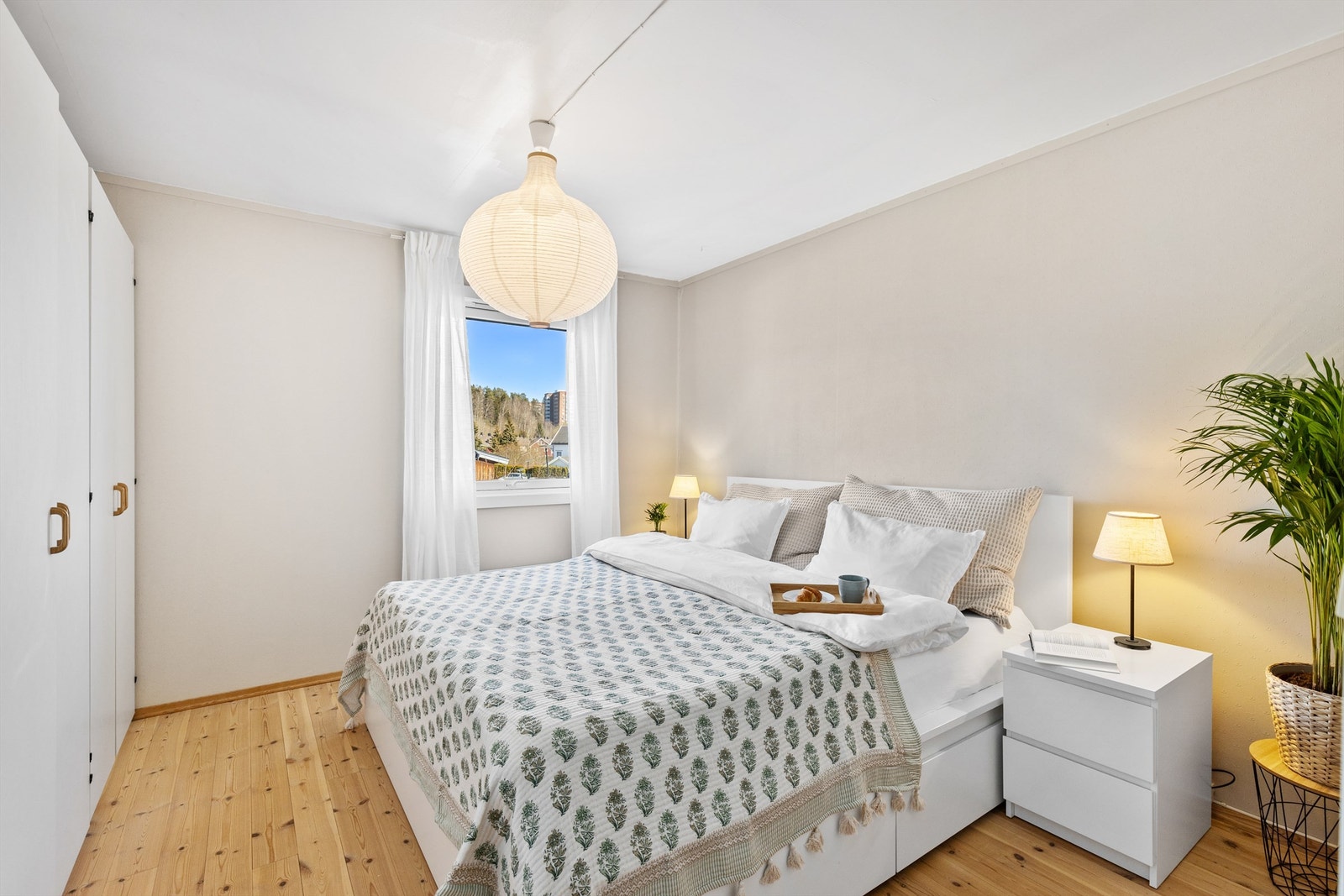 Hovedsoverommet er av god størrelse med plass til dobbeltseng og tilhørende nattbord på begge sider. Galleribilde