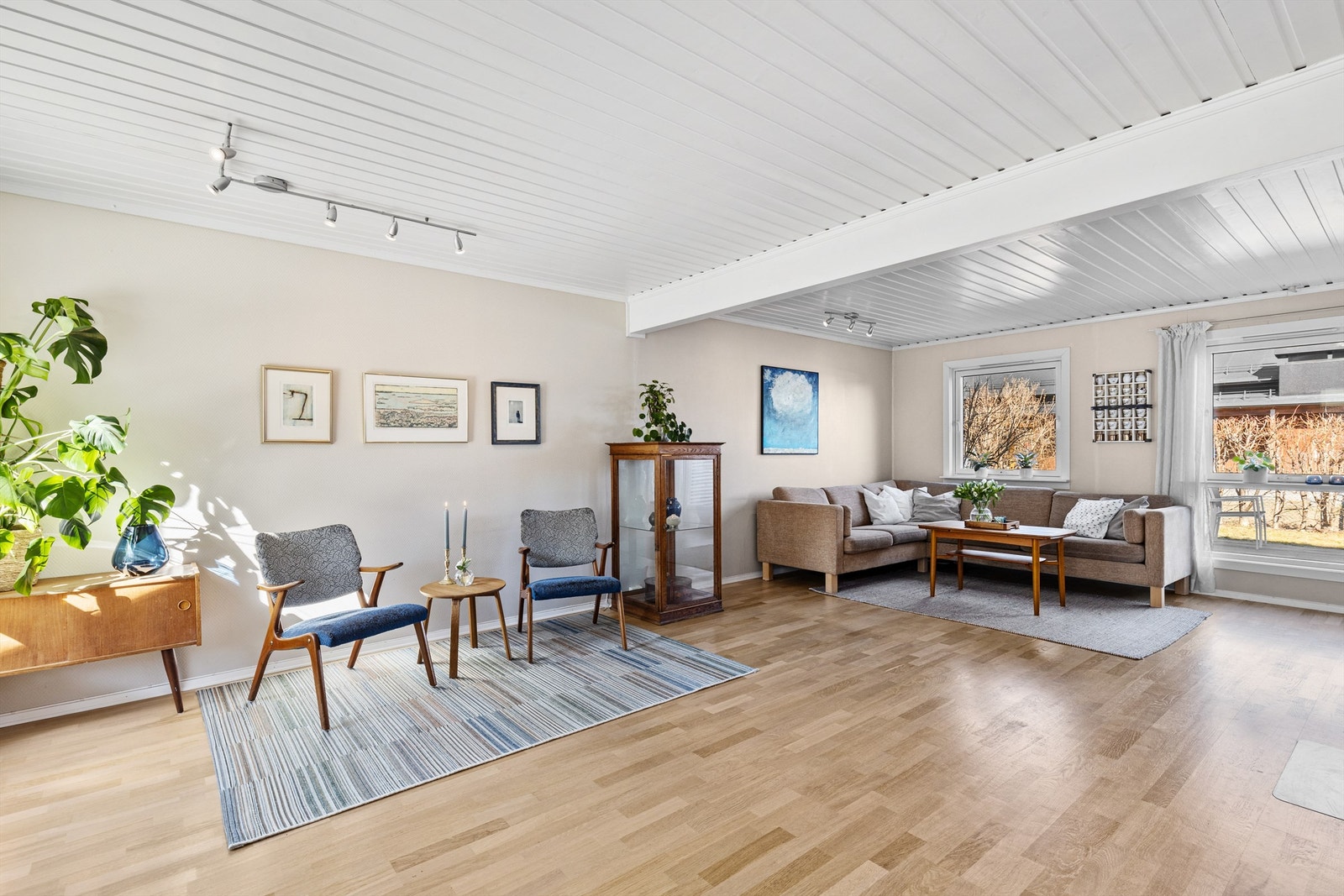 Stuen er lys og romslig med god plass til sofa, salongbord og TV-seksjon. Galleribilde