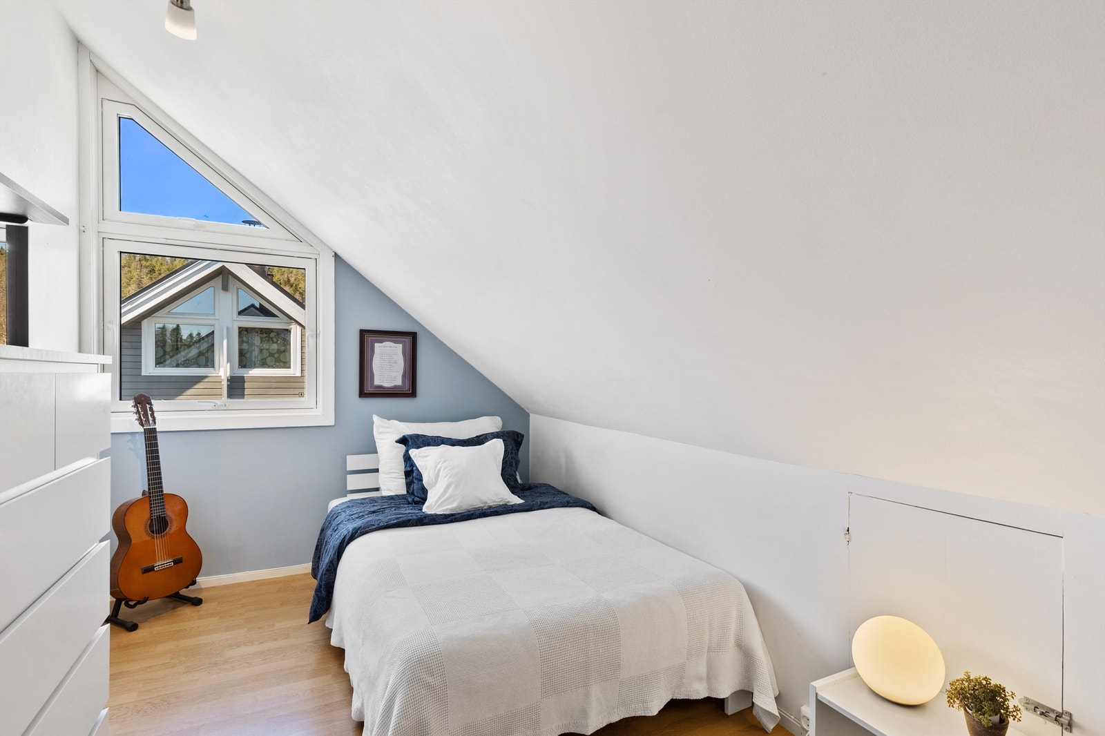 På loftet finner du boligens femte og sjette soverom med flere innredningsmuligheter. Rommene passer perfekt som enten soverom, gjesterom, barnerom eller loftstue/lekerom. Galleribilde