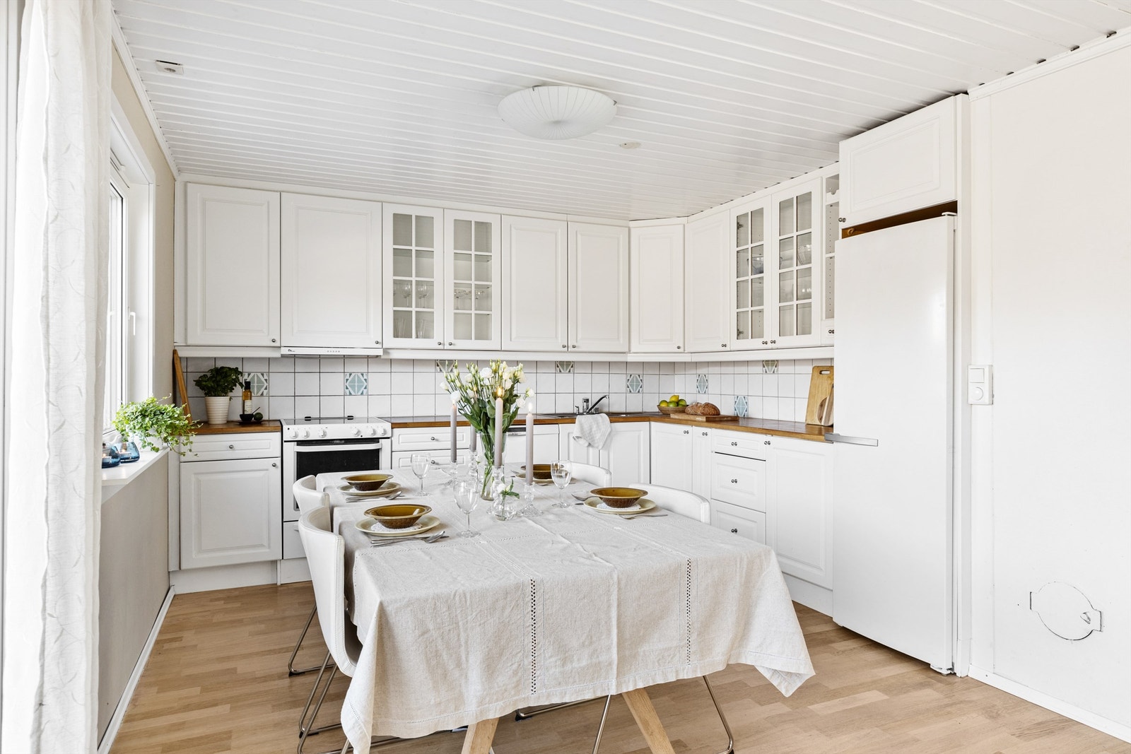 Det er rikelig med oppbevaringsplass i både skuffer og skap, og den store benkeplaten gjør det enkelt å diske opp lekre retter. Galleribilde