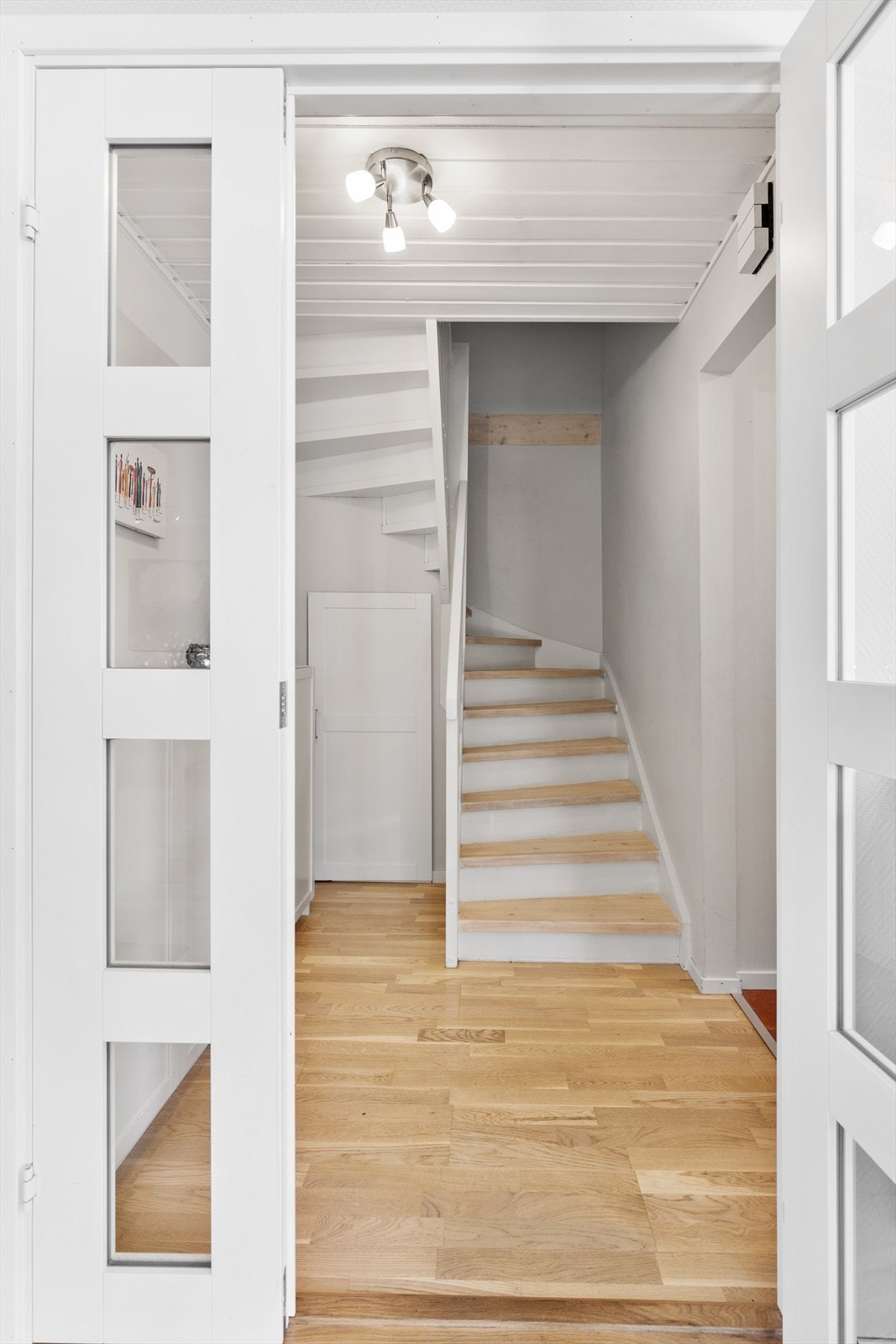 Videre fra entréen kommer man opp til boligens 2. etasje. Galleribilde