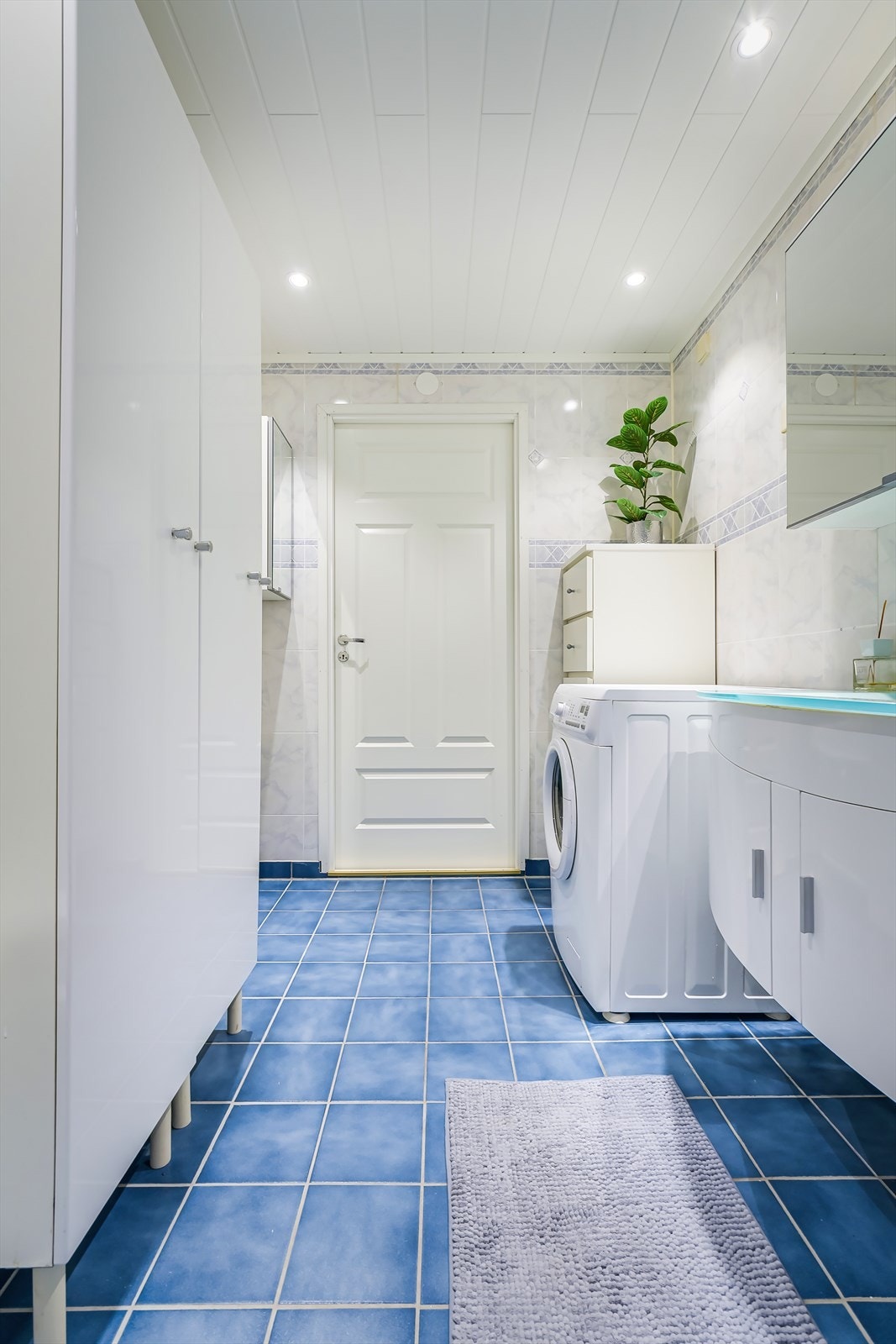 Badet er innredet med servant med underskap, toalett, dusjkabinett og speilskap. Galleribilde