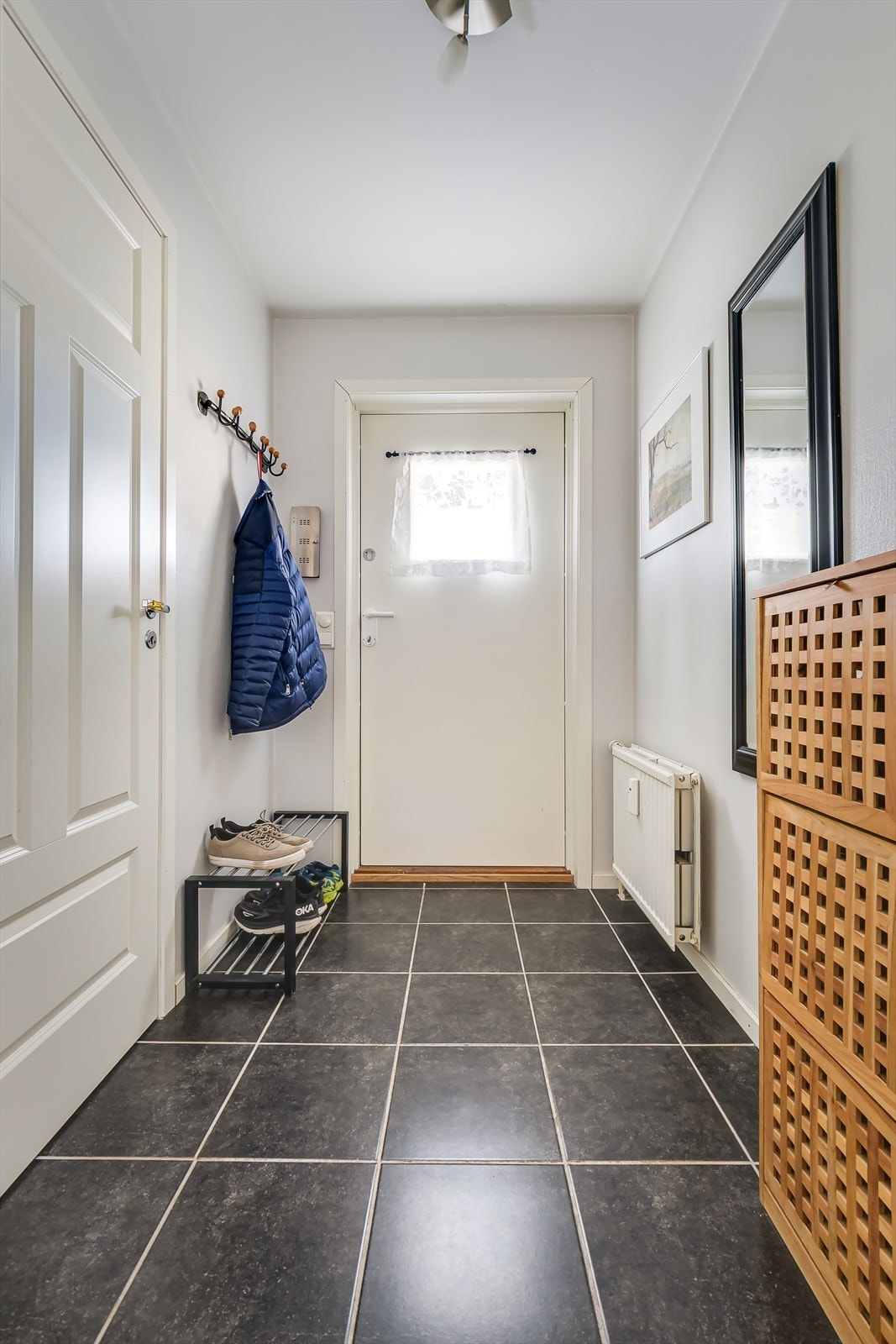 Lys og romslig entré med plass til hyller og knagger. Galleribilde