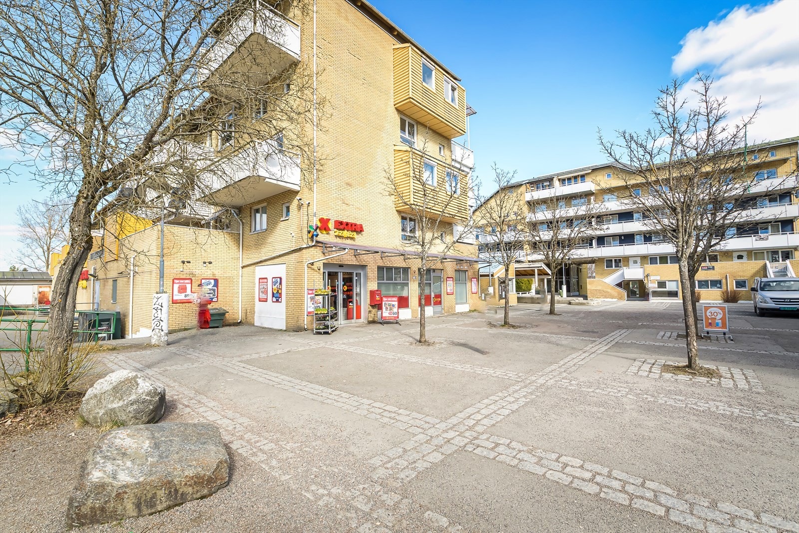 Dagligvarehandelen kan gjøres ved bl.a. Coop Extra og Rema 1000. Ønsker du ytterligere servicetilbud ligger boligen nær Senter syd på Morten, Lambertseter senter, samt kort vei til Oslo sentrum. Galleribilde
