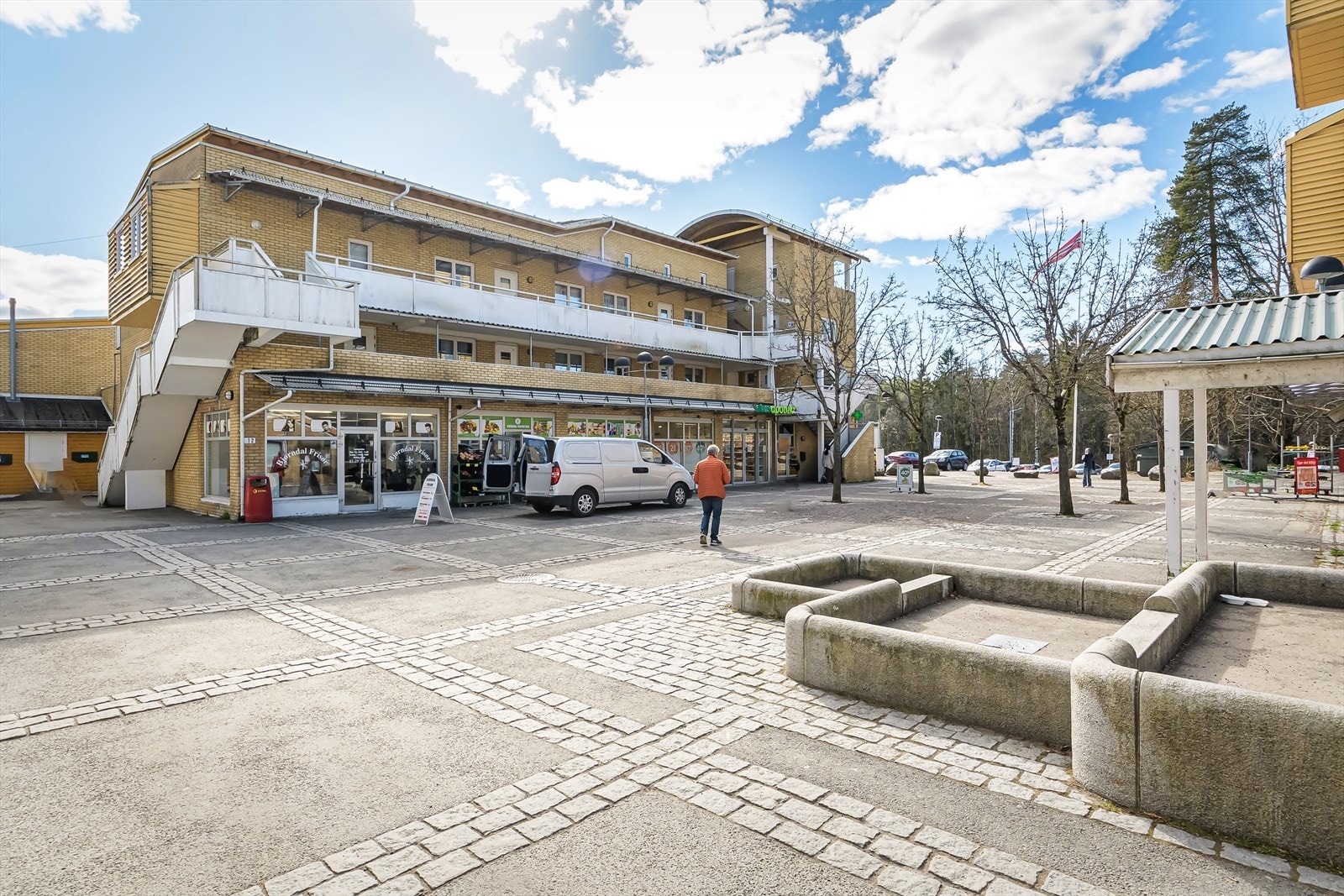 Sentralt i borettslaget ligger Bjørndal Senter, med butikk/post, grønthandler, legesenter, Pizza, fisørsalong, samt barneskole og barnehave i umiddelbar nærhet. Galleribilde
