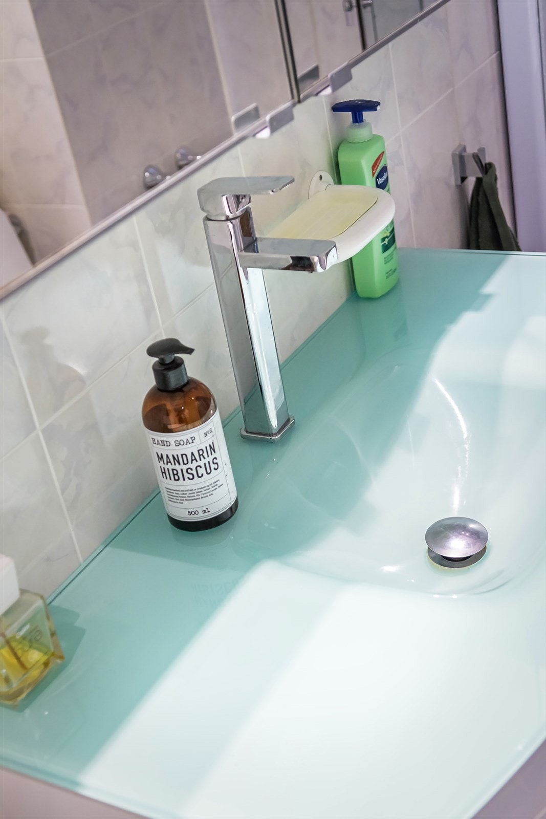 Det er opplegg for vaskemaskin. Badet har mekanisk avtrekk til felles anlegg med kjøkken og tilluft under dør. Hulltaking er foretatt uten å påvise unormale fuktforhold. Galleribilde