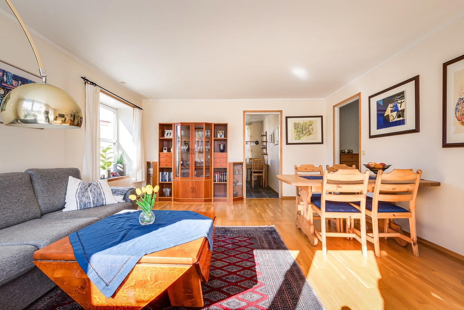 Lys og romslig stue med god plass til sofa, spisebord og tilhørende møblement. Galleribilde