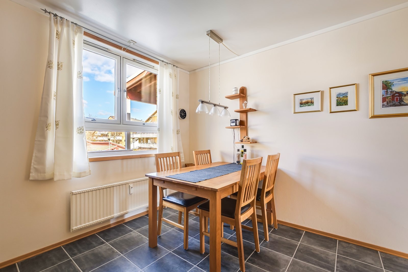 Det er god plass til spisebord på kjøkkenet. Galleribilde