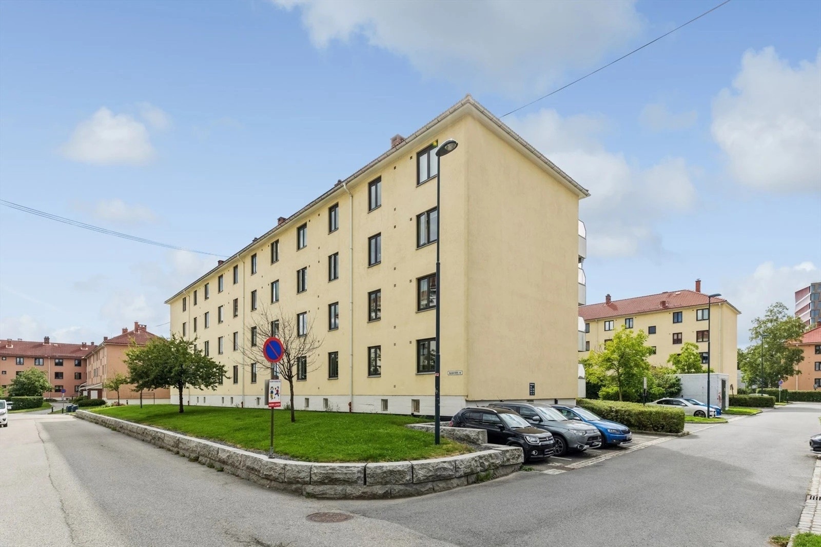 Borettslaget har parkeringsplasser som leies ut etter ventelister. Flere av parkeringsplassene er tilrettelagt som ladeplass for ladbare biler. Ellers gateparkering i området. Galleribilde