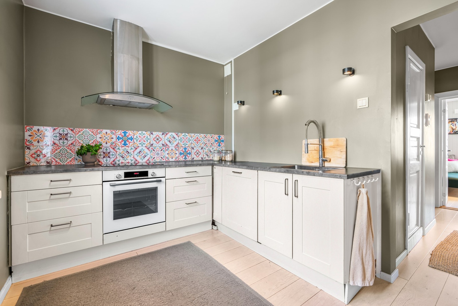 Stekeovn, platetopp og oppvaskmaskin er integrert, og det er ventilator med kullfilter i børstet stål over kokesonen. Galleribilde