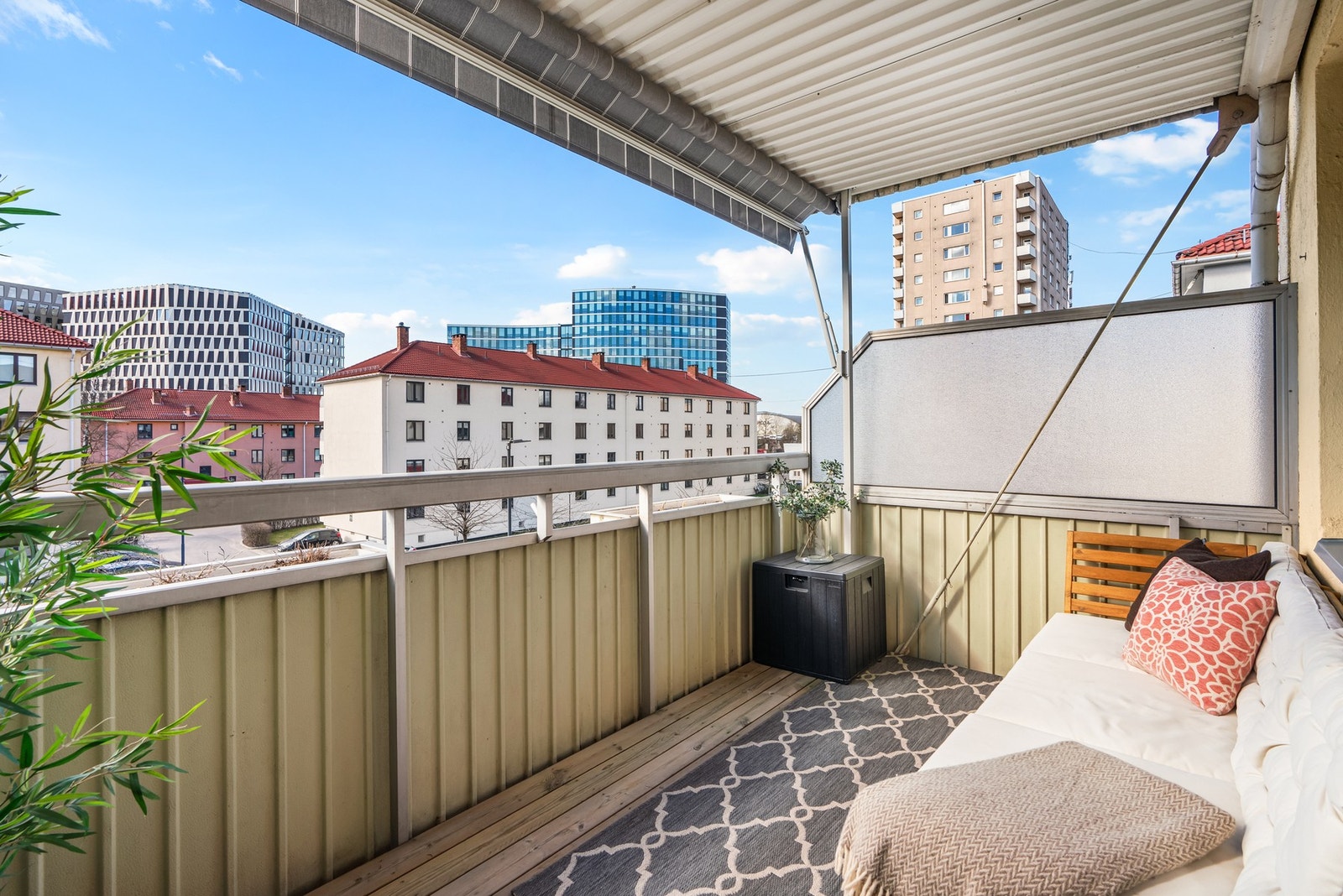 Agmund Bolts vei 32 er en lys og pen 3-roms endeleilighet i tredje etasje. Leiligheten har en meget god intern beliggenhet og ligger sentralt til, med kort vei til "alt". Galleribilde