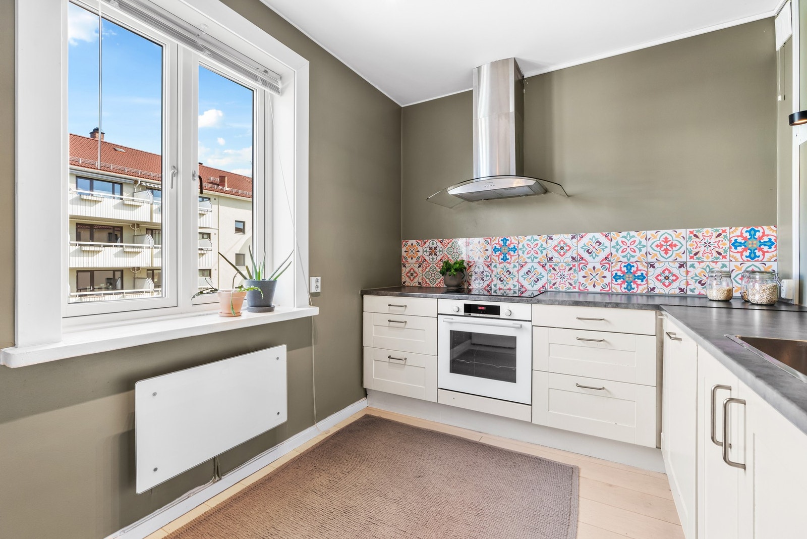 Kjøkkenet ligger praktisk til i eget rom med vindu mot øst og har innredning plassert langs tre sider. Galleribilde