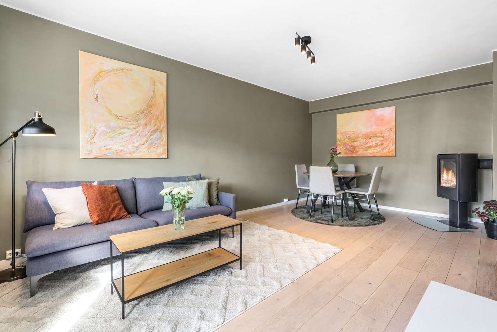 Stuen er lys og luftig med takhøyde på 2,51 meter og lar seg enkelt møblere med både tv-lounge og spisebord. Galleribilde