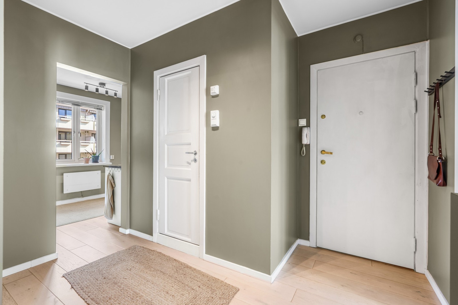 I entreen er det dørcalling ved ytterdøren og knagger på veggen. Ytterligere lagringsplass finnes i disponible boder på tilsammen ca. 7 kvm. Galleribilde