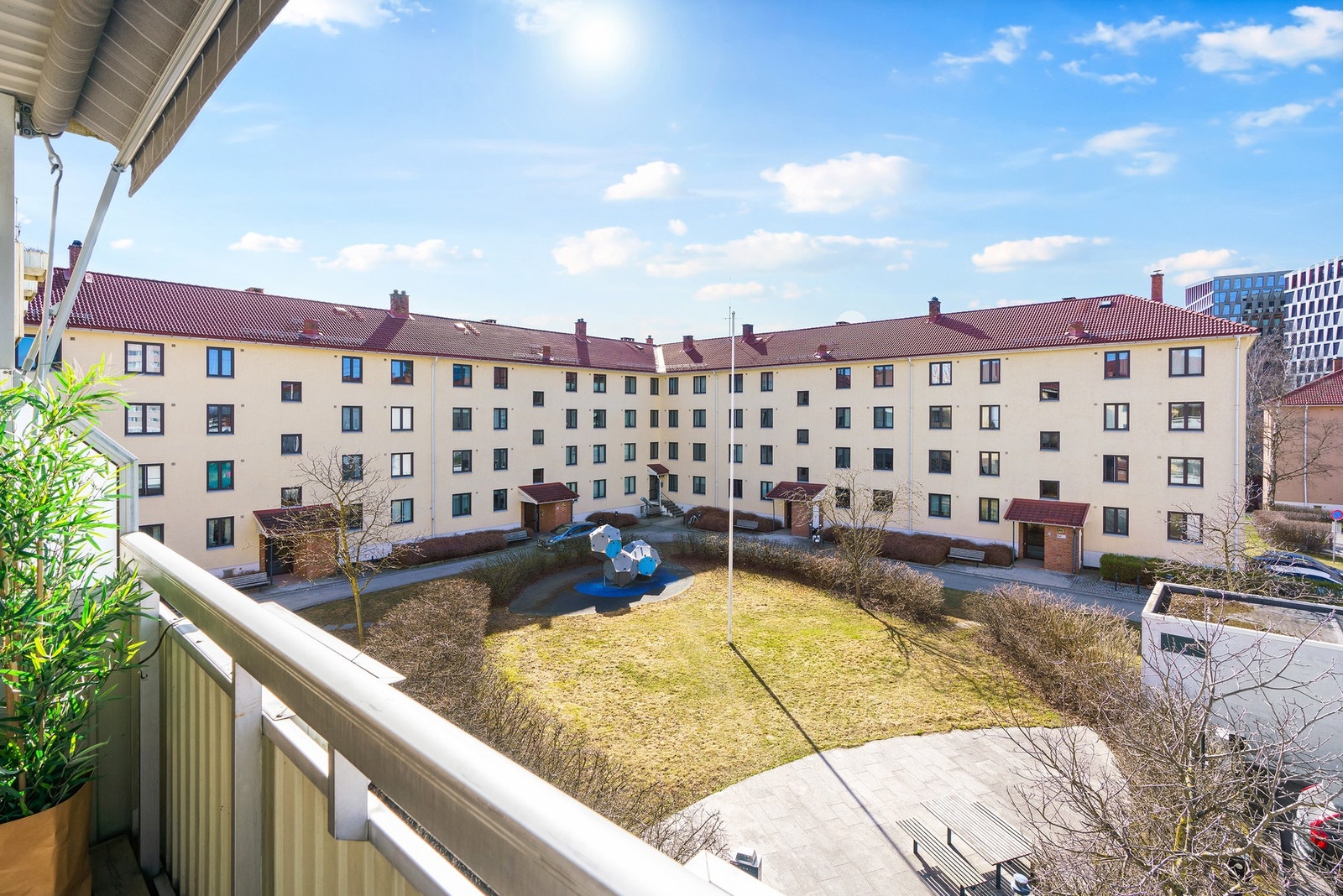 Fra balkongen er det fint utsyn til et hyggelig fellestun og lekeplass. Galleribilde