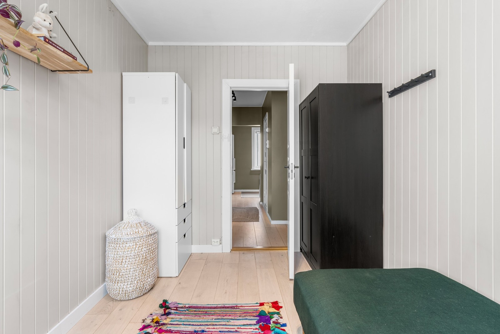 Her er det plass til å innrede med både seng, kontorpult og garderobeløsning. Rommet passer utmerket som barnerom, gjesterom og/eller kontor. Galleribilde