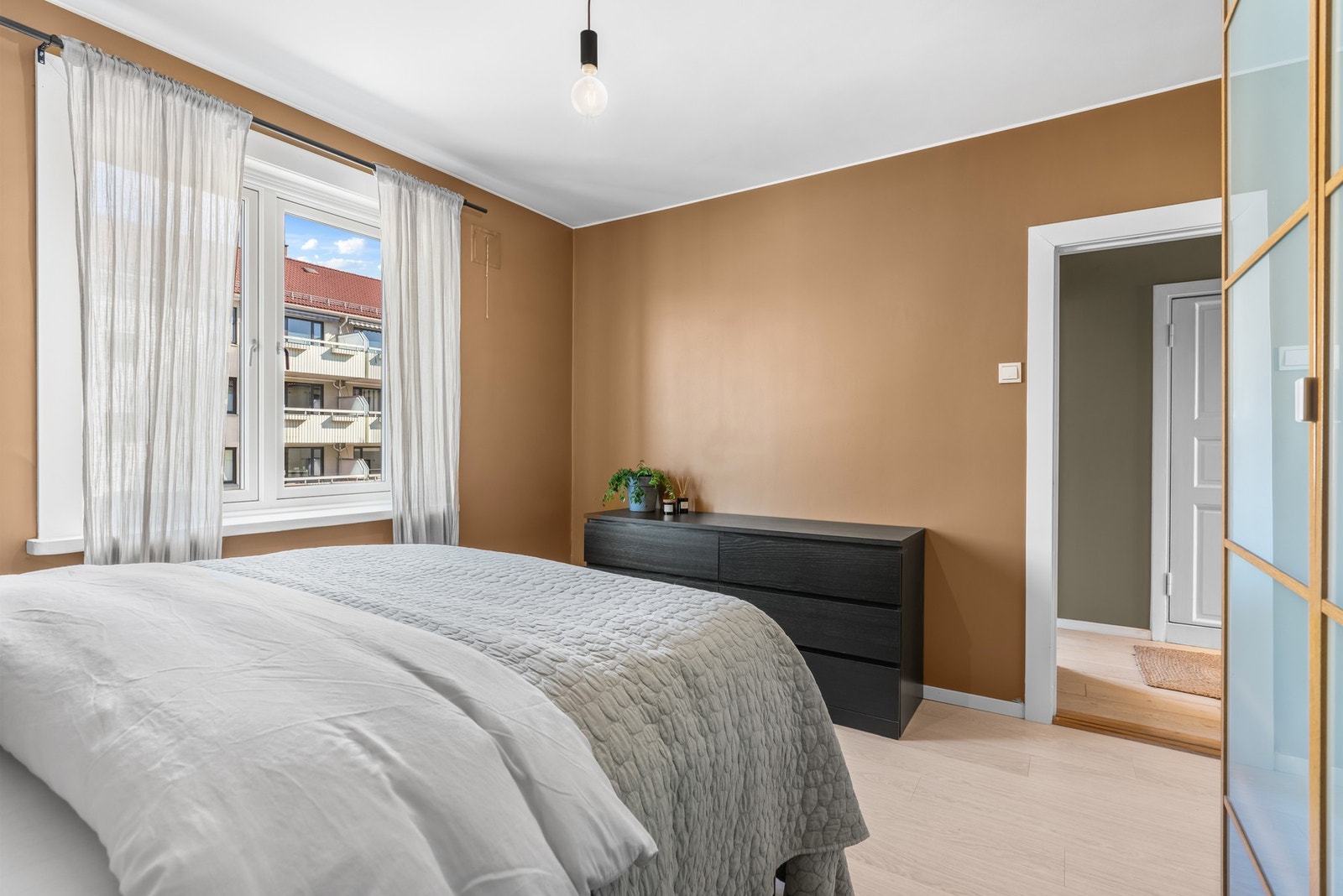 Hovedsoverommet er av god størrelse og får godt med naturlig lysinnslipp fra stor vindusflate. Galleribilde