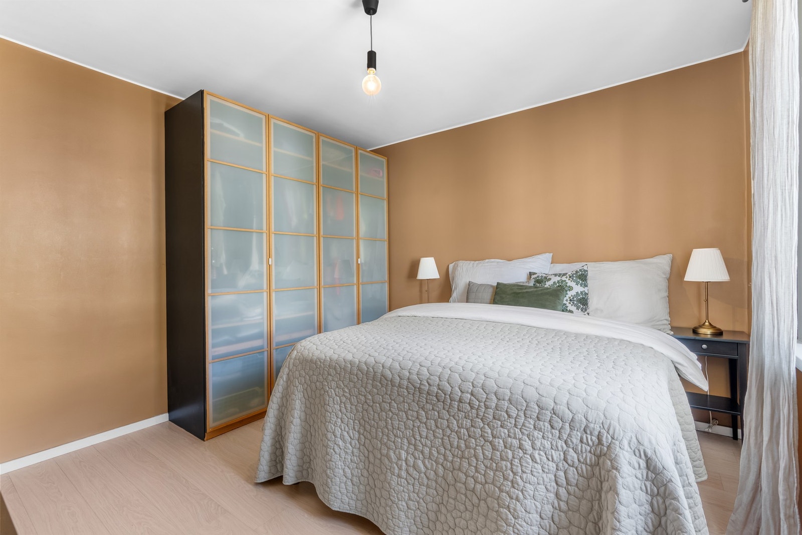 Her er det god plass til dobbeltseng, nattbord og garderobeløsing. Galleribilde