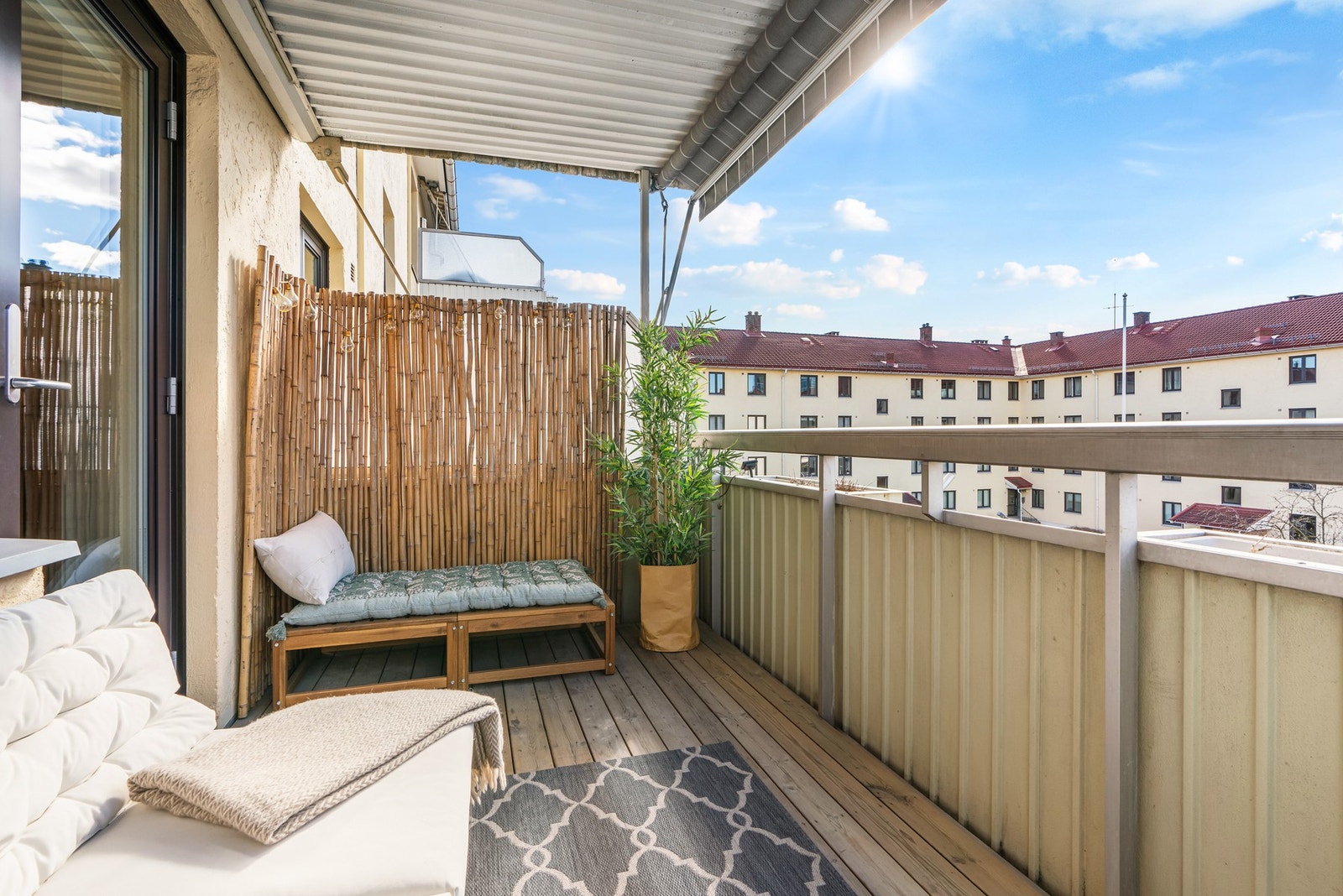 Fra stuen er det utgang til en vestvendt balkong på ca. 7 kvm med gode solforhold. Balkongen har dekke av terrassebord og overbygg med markise som gir god solskjerming. Galleribilde