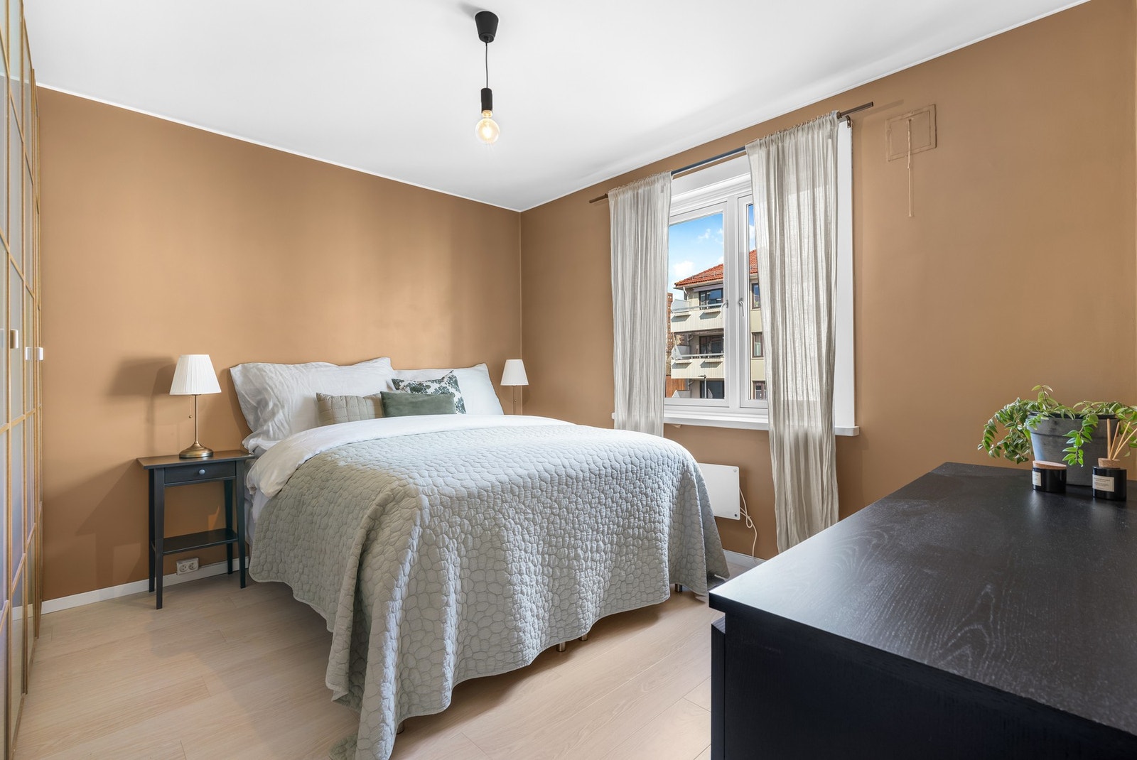 Leiligheten har to gode soverom, det største med østvendt vindu og det andre med vestvendt vindu. Galleribilde