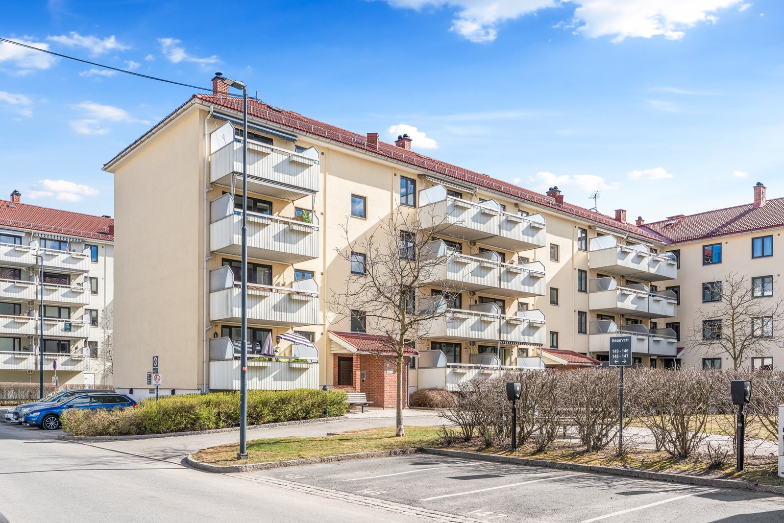 Leiligheten ligger fint plassert på enden i tredje etasje og området ligger i blindvei uten gjennomgangstrafikk. Galleribilde