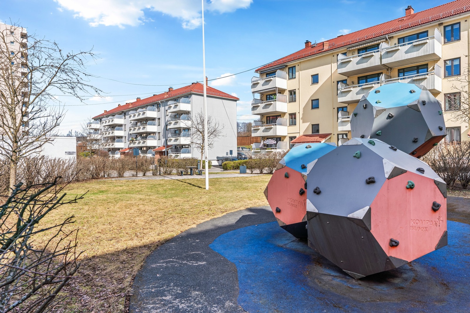 Tunet på utsiden er velstelt med grønne plenarealer, flaggstang, hekk og markterrasse med benker og bord. Galleribilde