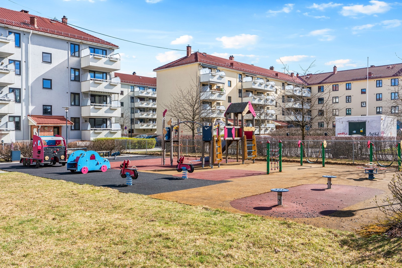 Lekeplassen er moderne og fargerik til glede for de minste. Det finnes også innvendig sykkelbod på ca. 57 kvm i borettslaget. Galleribilde