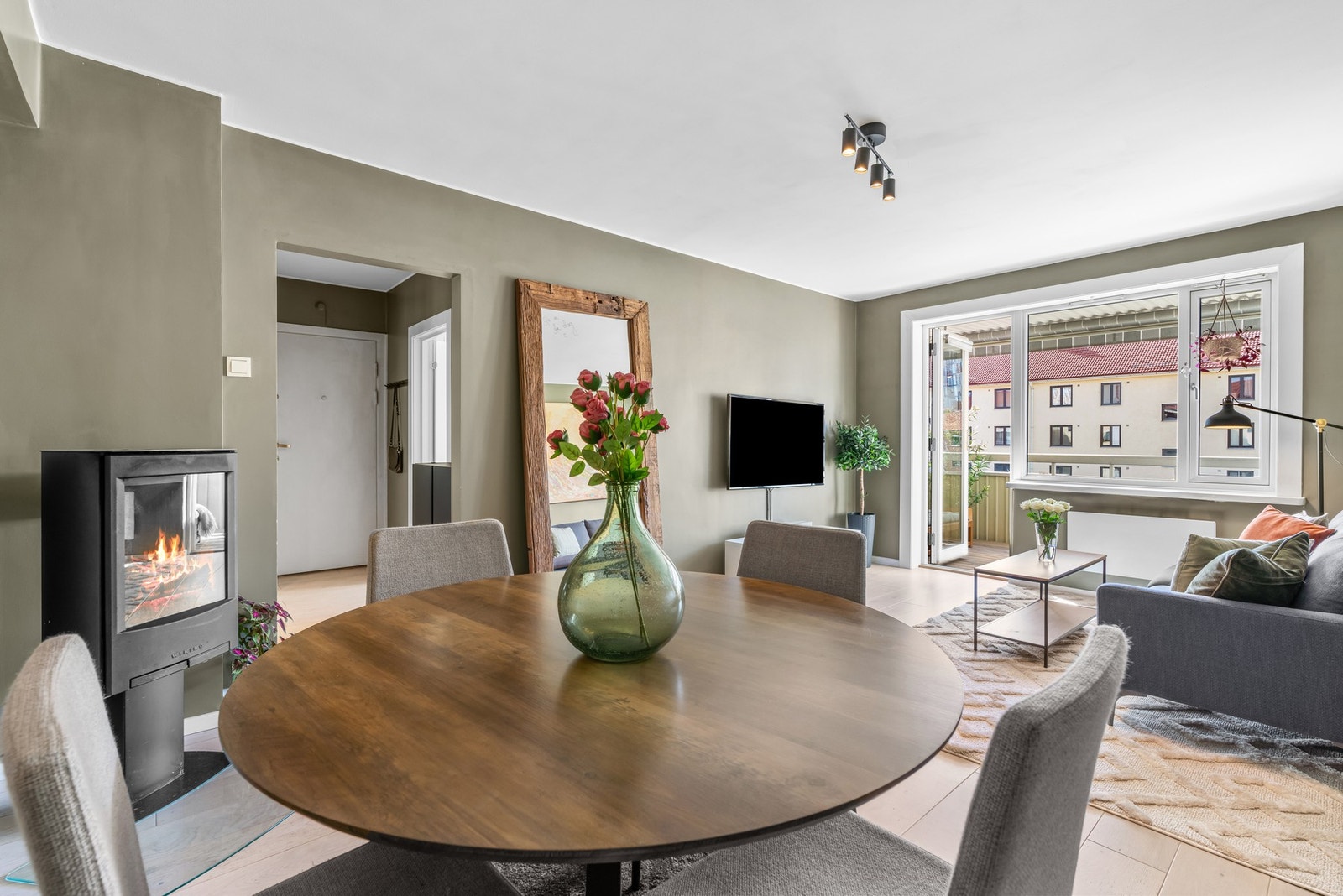 I 2022 ble alle vegger malt opp, med unntak av det minste soverommet. Fra samme tid og frem til 2024 er også tak i alle rom malt opp. Galleribilde