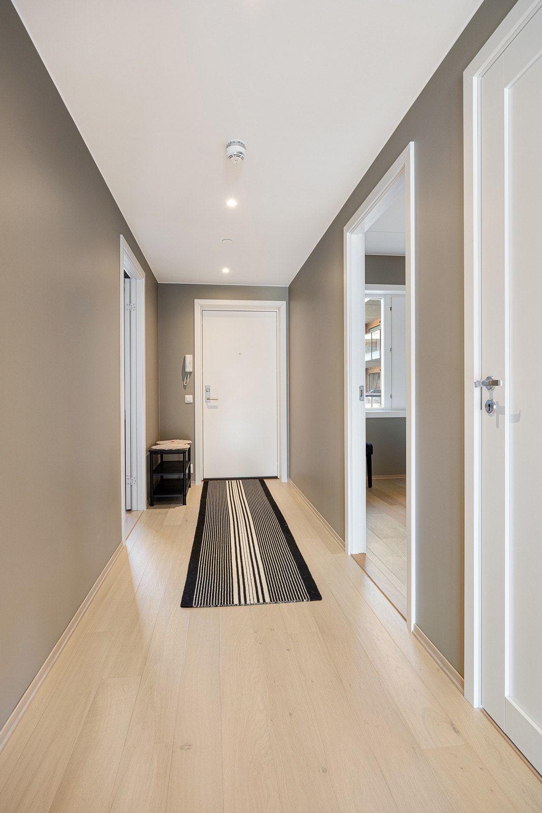 Gangen gir et godt førsteinntrykk av leiligheten. Det er port-telefon tilkoblet ringeanlegg ved hoveddøra på bakkeplan Galleribilde