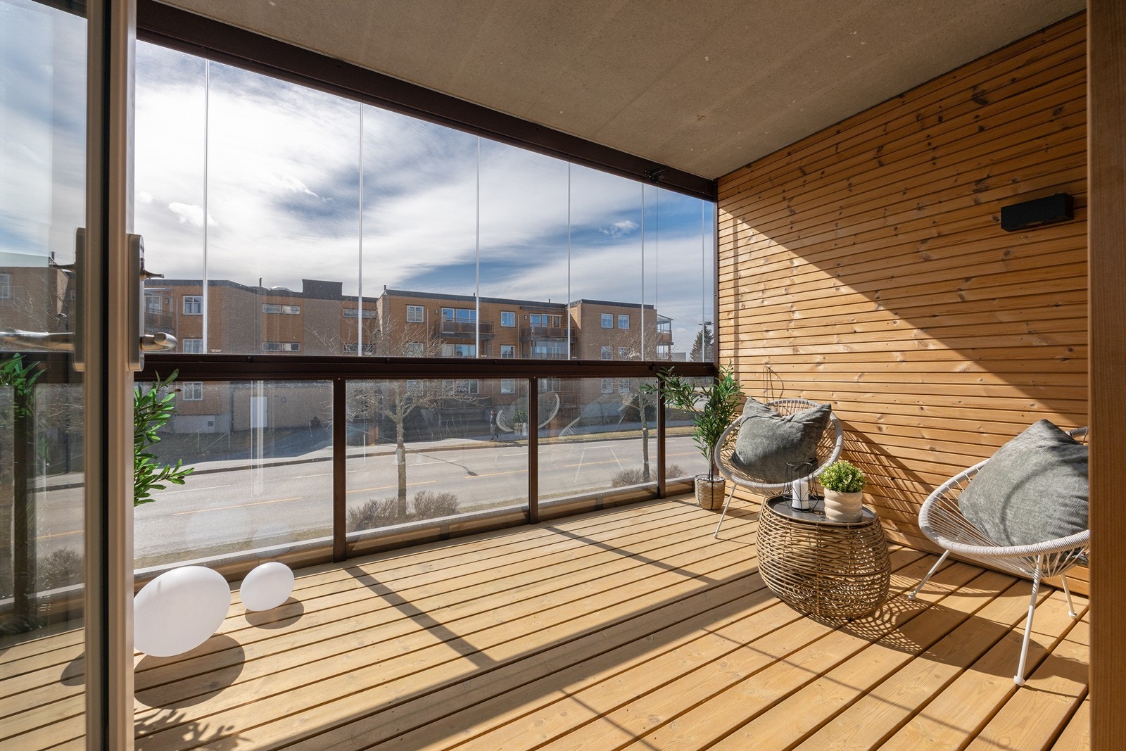 Den innglassete balkongen fungerer som en forlengelse av stuen Galleribilde