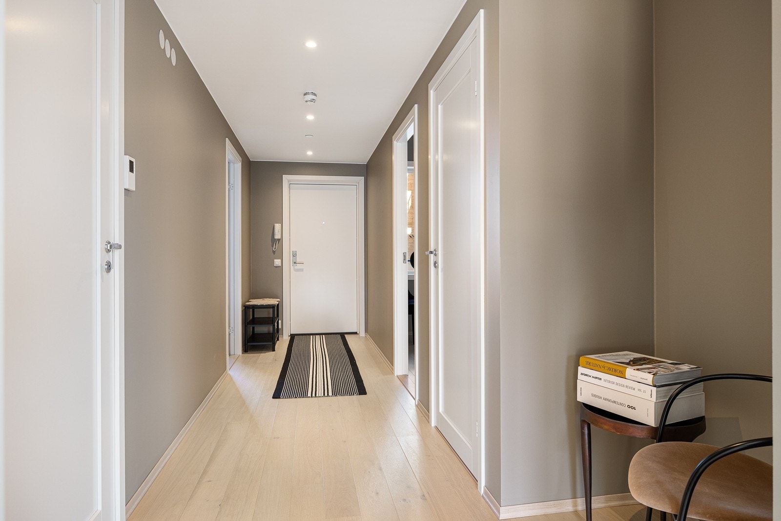 I gangen er det plass til garderobeløsning, og det er godt med lagringsplass i en innvedig bod og egen sportsbod Galleribilde