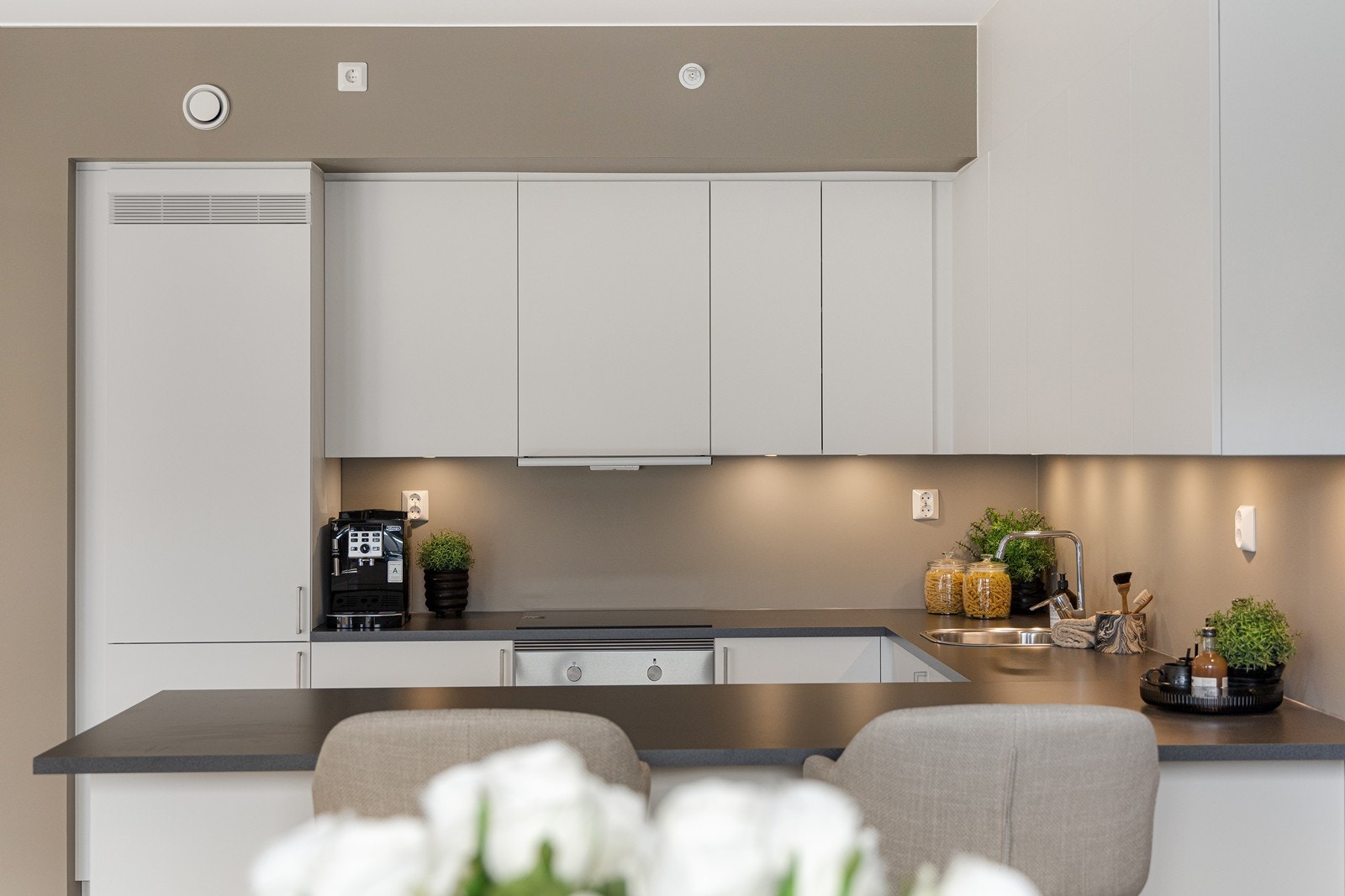 Kjøkkeninnredningen har en praktisk u-form med integrerte hvitevarer Galleribilde