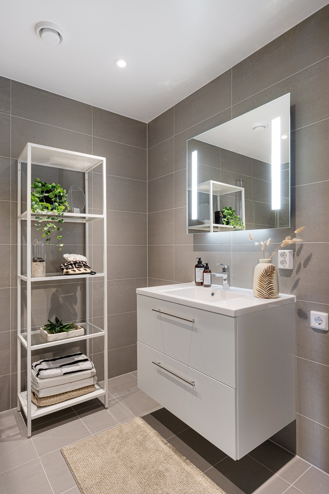 Servant med skuffer og speil med lys Galleribilde