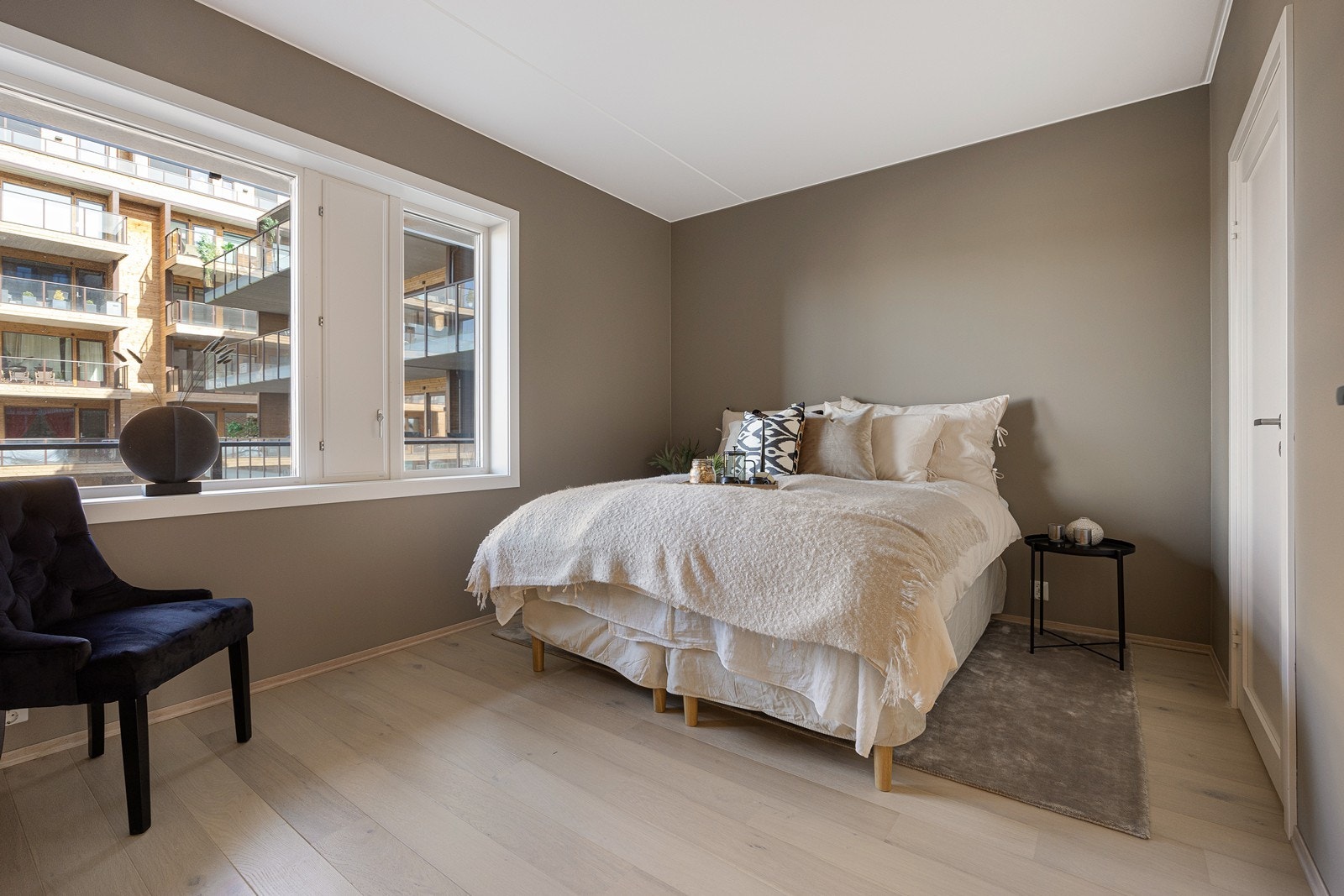 Romslig hovedsoverom med tilgang til walk-in-closet Galleribilde