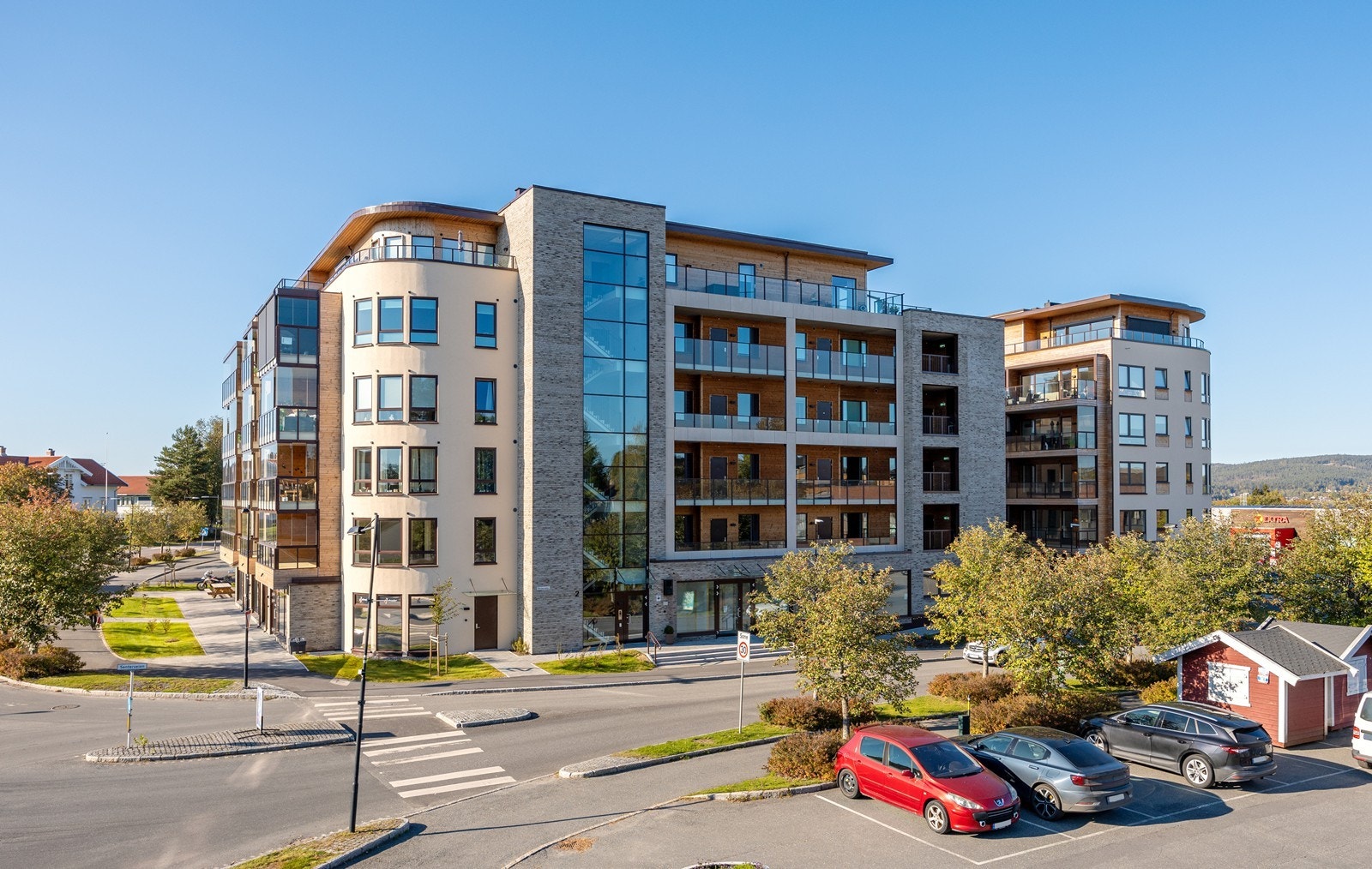 Leiligheten disponerer garasjeplass i felles garasjekjeller, samt sportsbod på ca. 5 kvm beliggende i fellesområdet Galleribilde